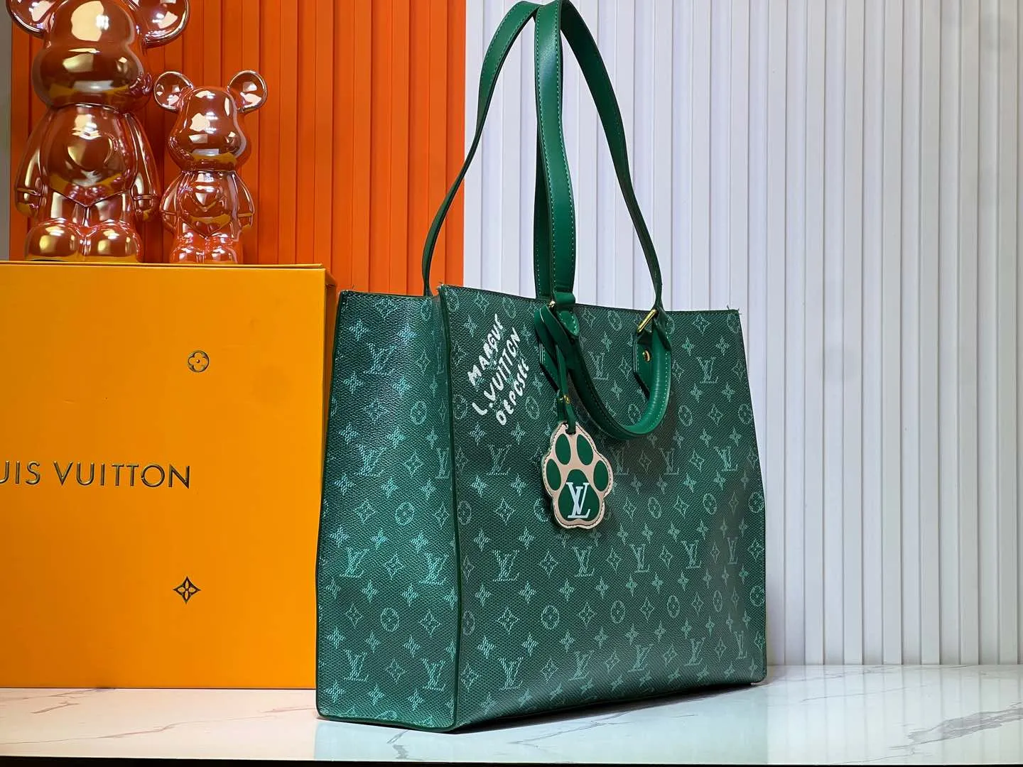 Batch 320💰M12683 This Sac Plat 24H handbag is made of bright Monogram Heritage canvas, and the Marque L Vuitton Deposee logo of the original Damier canvas is transplanted here. The LV Yumu embossed Kamura bag is decorated in the shape of a dog's paw, and the long and short handles allow for shoulder or hand carry options. Size: 41x33x14cm