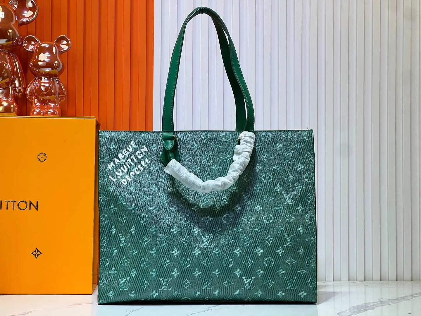 Batch 320💰M12683 This Sac Plat 24H handbag is made of bright Monogram Heritage canvas, and the Marque L Vuitton Deposee logo of the original Damier canvas is transplanted here. The LV Yumu embossed Kamura bag is decorated in the shape of a dog's paw, and the long and short handles allow for shoulder or hand carry options. Size: 41x33x14cm