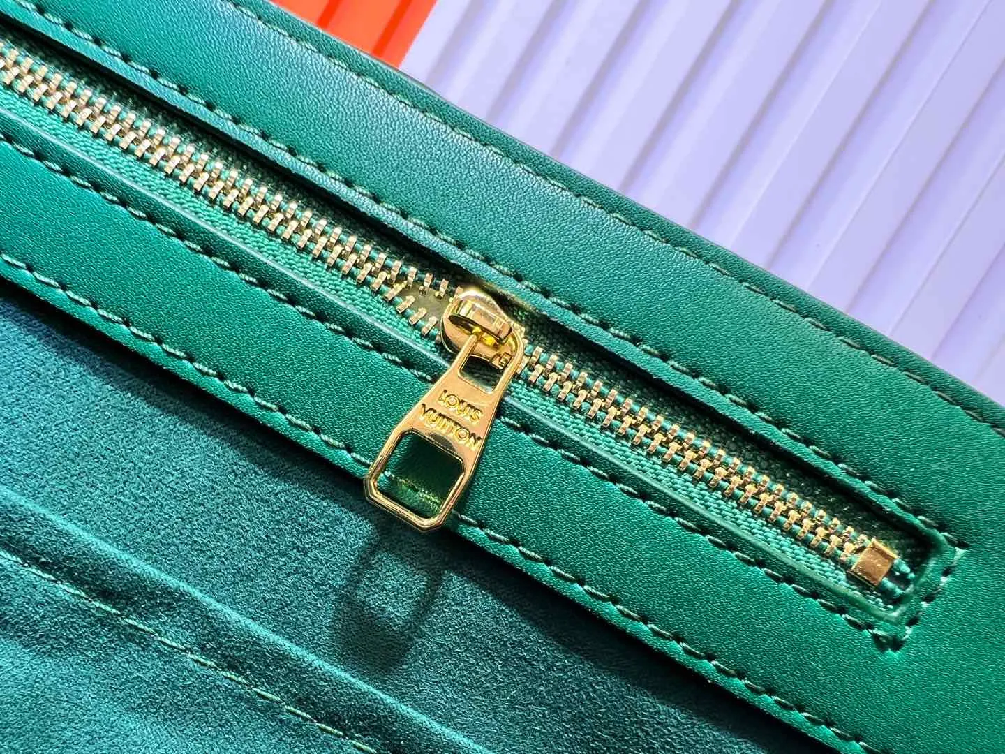 Batch 320💰M12683 This Sac Plat 24H handbag is made of bright Monogram Heritage canvas, and the Marque L Vuitton Deposee logo of the original Damier canvas is transplanted here. The LV Yumu embossed Kamura bag is decorated in the shape of a dog's paw, and the long and short handles allow for shoulder or hand carry options. Size: 41x33x14cm