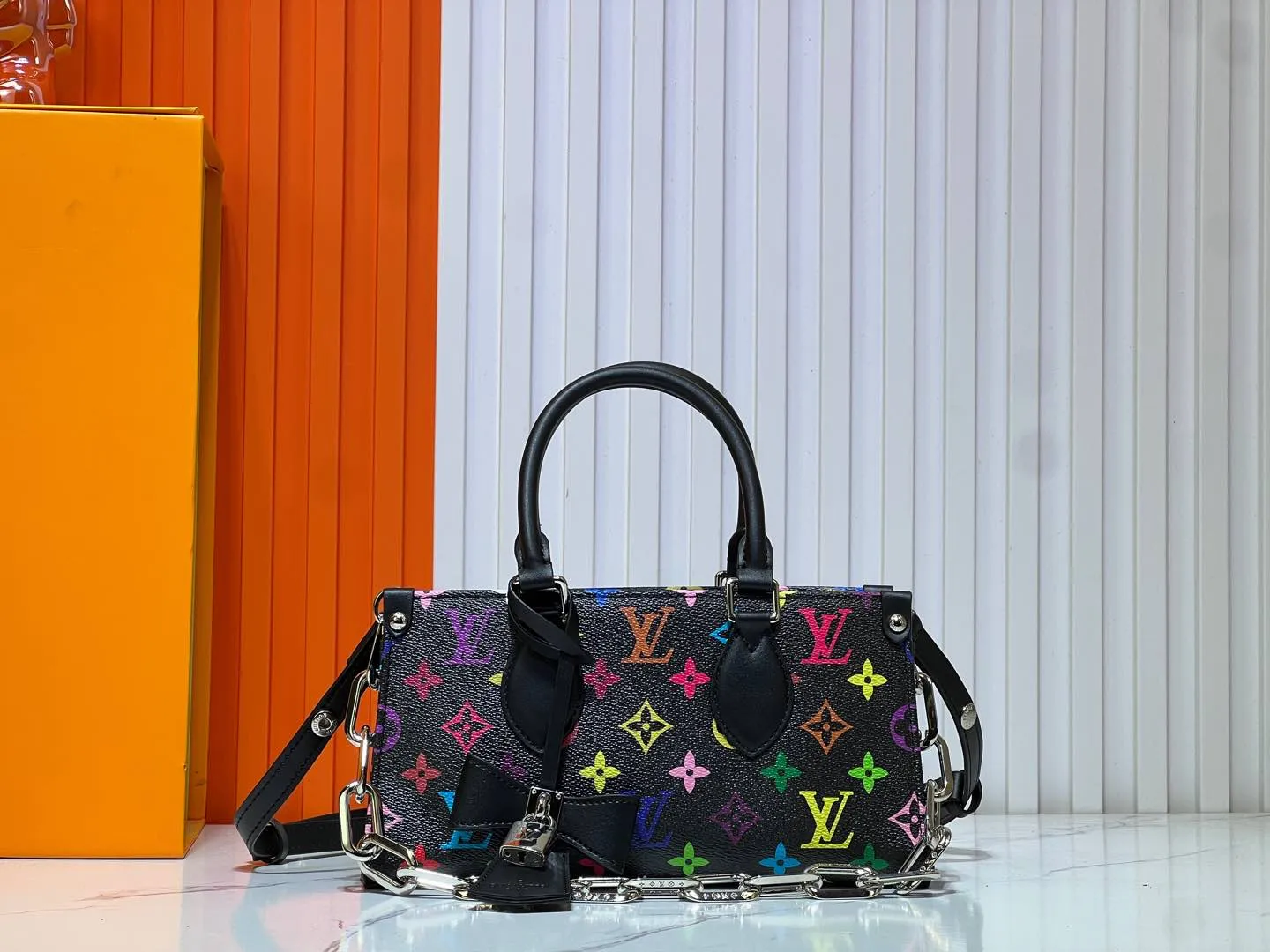 Batch 320💰M12683 This Sac Plat 24H handbag is made of bright Monogram Heritage canvas, and the Marque L Vuitton Deposee logo of the original Damier canvas is transplanted here. The LV Yumu embossed Kamura bag is decorated in the shape of a dog's paw, and the long and short handles allow for shoulder or hand carry options. Size: 41x33x14cm