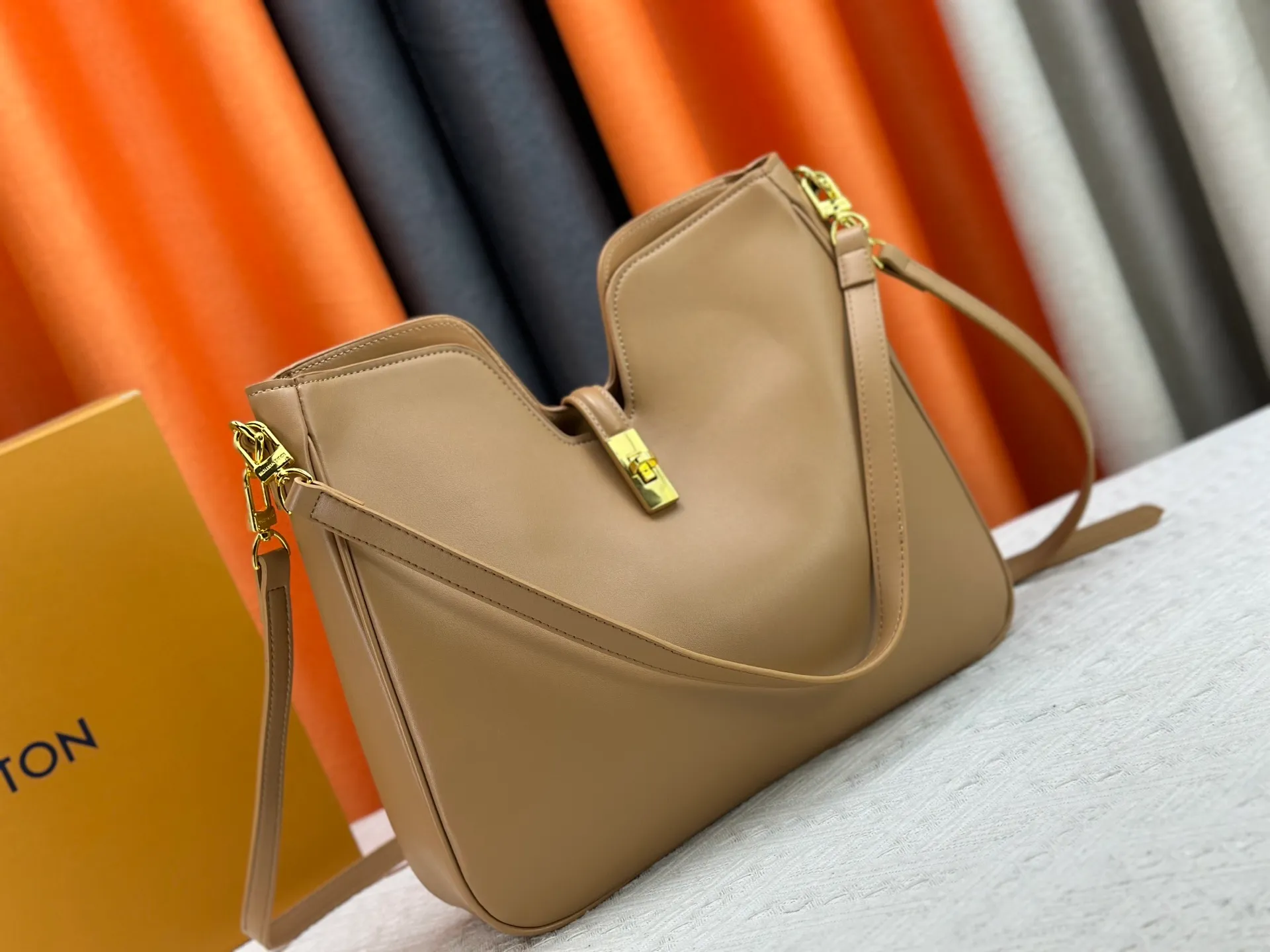 P320 Large M120693 M119563 Louis Vuitton's new style has quietly returned to the minimalist elegance. This new design has soft lines and uses the Hobo outline to outline a casual sense of calmness. This is a bag that deliberately attracts attention and captures people's hearts with its low-key and restrained charm. Internal zipper pocket Size: small 24.5x21.5x5cm large 36×29.5×7cm