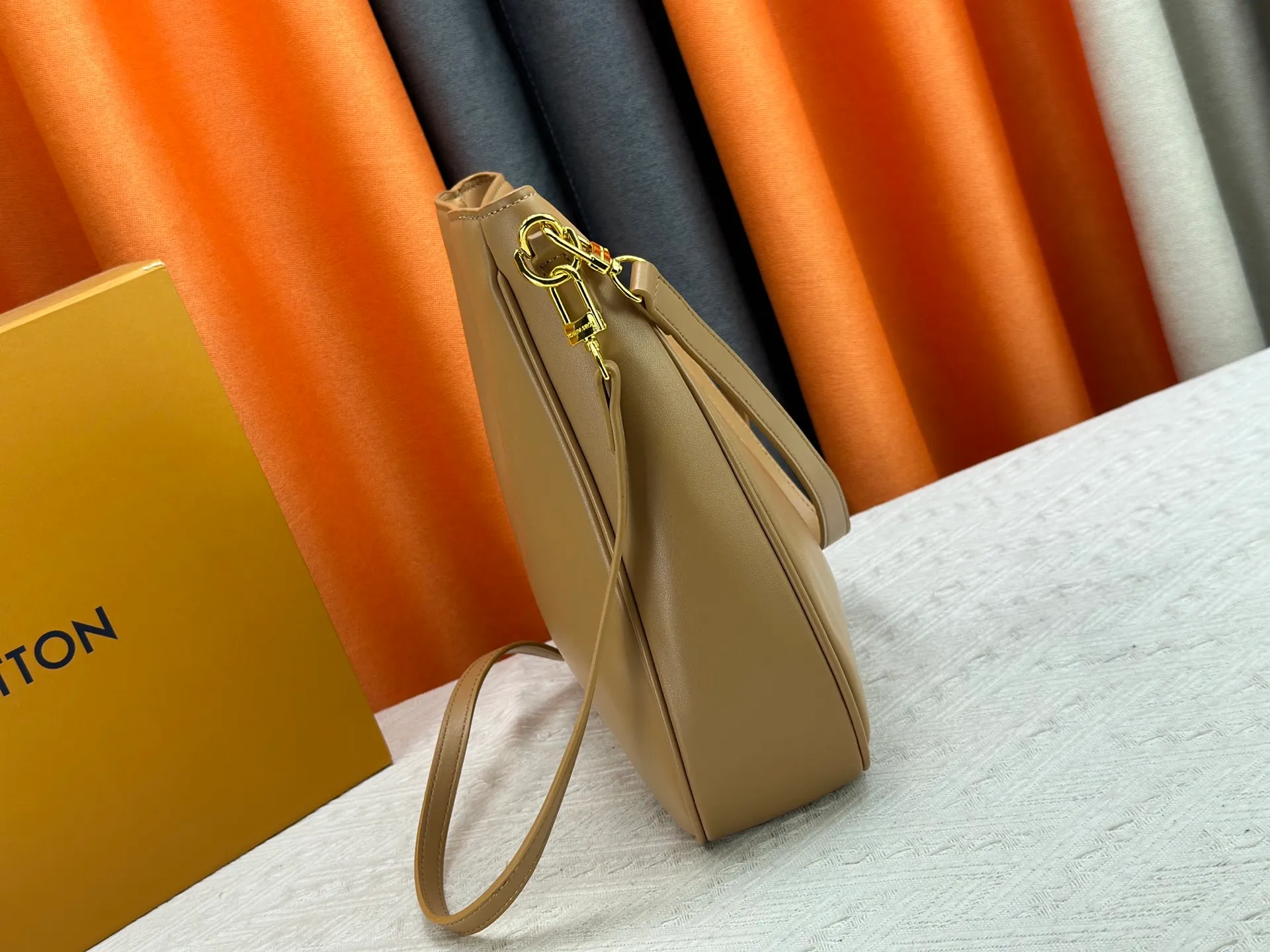 P320 Large M120693 M119563 Louis Vuitton's new style has quietly returned to the minimalist elegance. This new design has soft lines and uses the Hobo outline to outline a casual sense of calmness. This is a bag that deliberately attracts attention and captures people's hearts with its low-key and restrained charm. Internal zipper pocket Size: small 24.5x21.5x5cm large 36×29.5×7cm