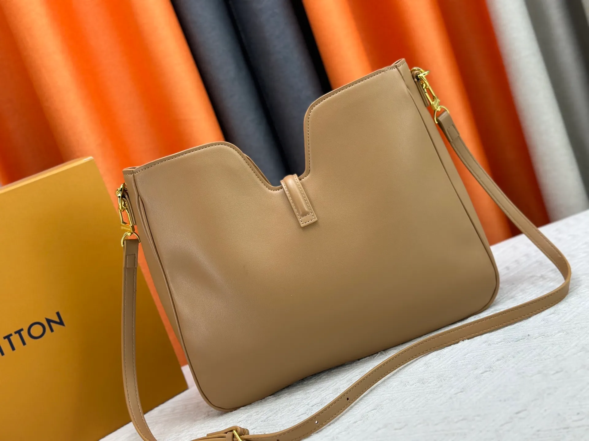 P320 Large M120693 M119563 Louis Vuitton's new style has quietly returned to the minimalist elegance. This new design has soft lines and uses the Hobo outline to outline a casual sense of calmness. This is a bag that deliberately attracts attention and captures people's hearts with its low-key and restrained charm. Internal zipper pocket Size: small 24.5x21.5x5cm large 36×29.5×7cm