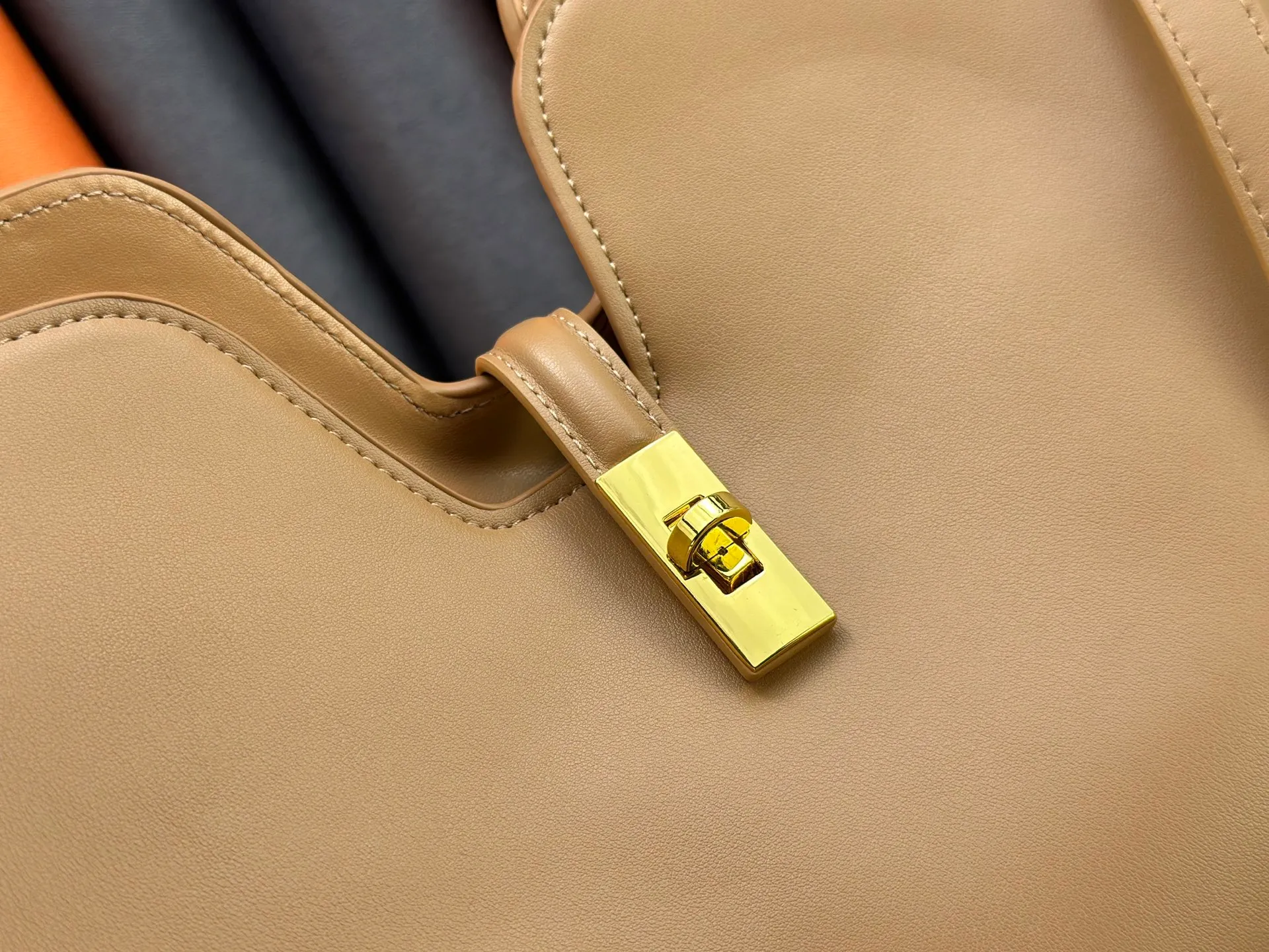 P320 Large M120693 M119563 Louis Vuitton's new style has quietly returned to the minimalist elegance. This new design has soft lines and uses the Hobo outline to outline a casual sense of calmness. This is a bag that deliberately attracts attention and captures people's hearts with its low-key and restrained charm. Internal zipper pocket Size: small 24.5x21.5x5cm large 36×29.5×7cm
