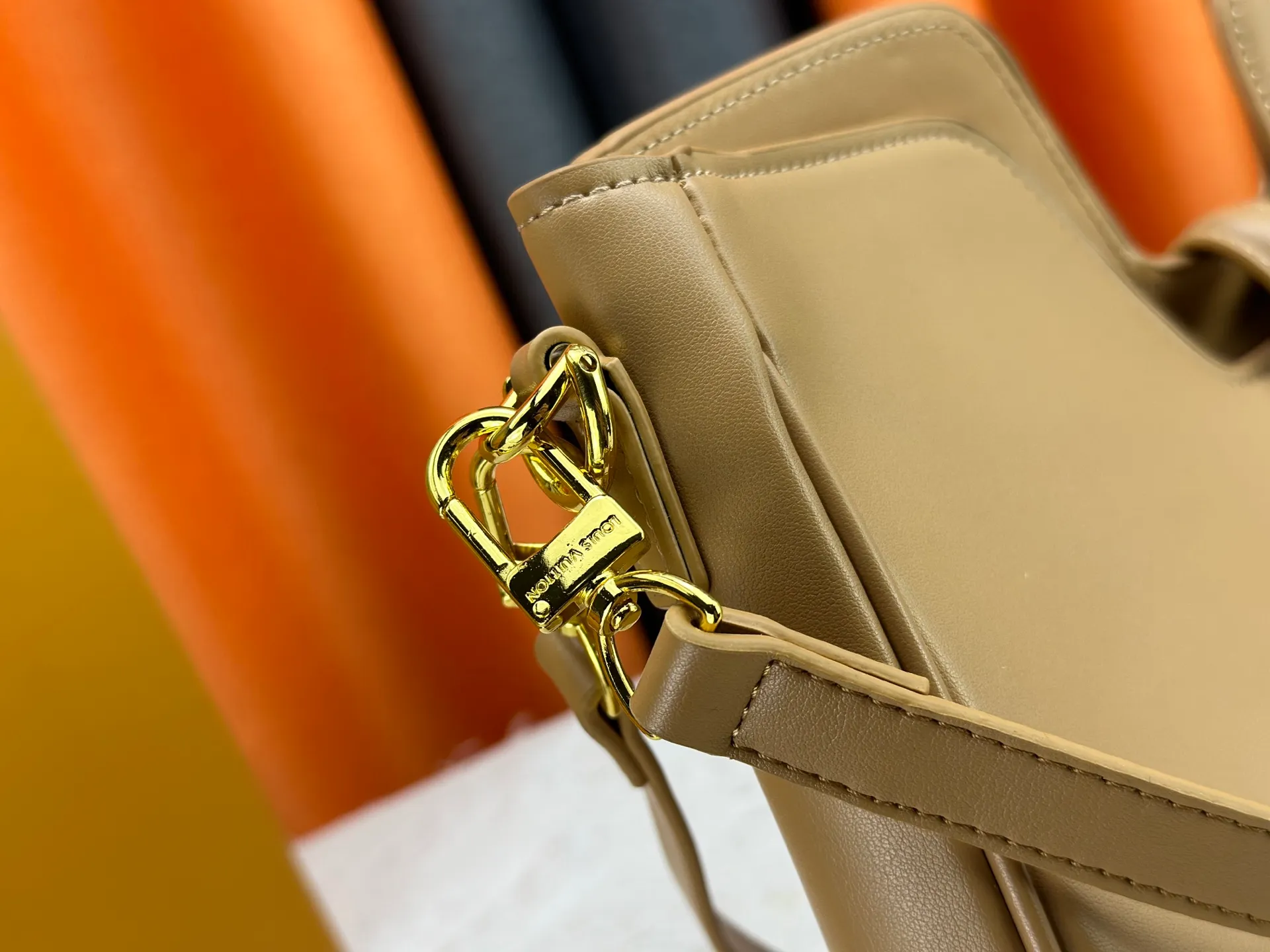 P320 Large M120693 M119563 Louis Vuitton's new style has quietly returned to the minimalist elegance. This new design has soft lines and uses the Hobo outline to outline a casual sense of calmness. This is a bag that deliberately attracts attention and captures people's hearts with its low-key and restrained charm. Internal zipper pocket Size: small 24.5x21.5x5cm large 36×29.5×7cm