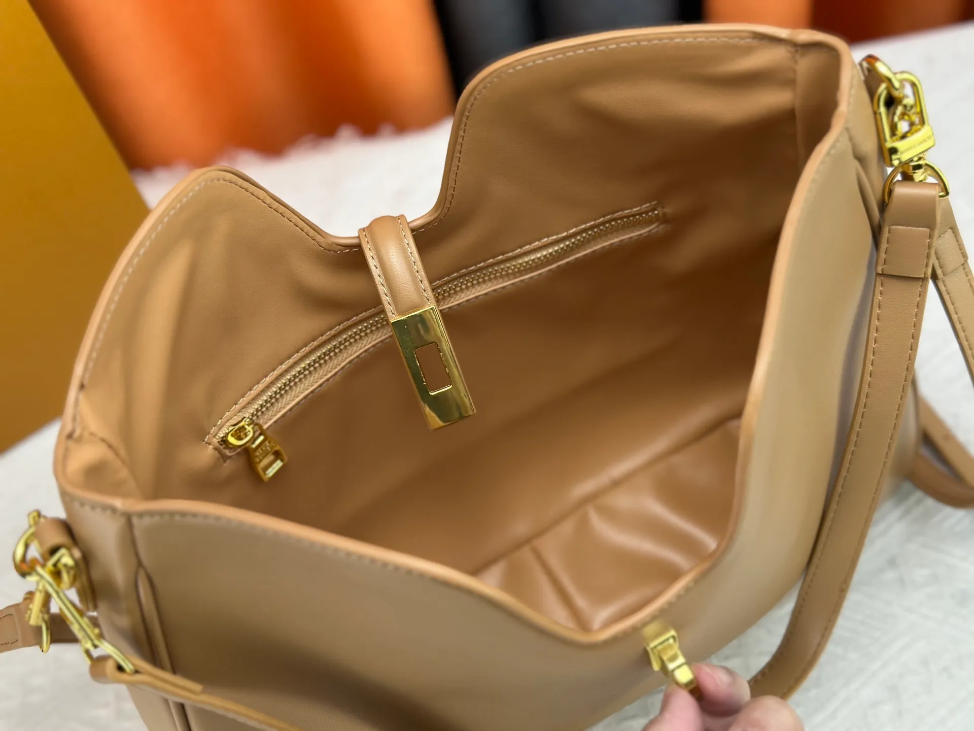 P320 Large M120693 M119563 Louis Vuitton's new style has quietly returned to the minimalist elegance. This new design has soft lines and uses the Hobo outline to outline a casual sense of calmness. This is a bag that deliberately attracts attention and captures people's hearts with its low-key and restrained charm. Internal zipper pocket Size: small 24.5x21.5x5cm large 36×29.5×7cm