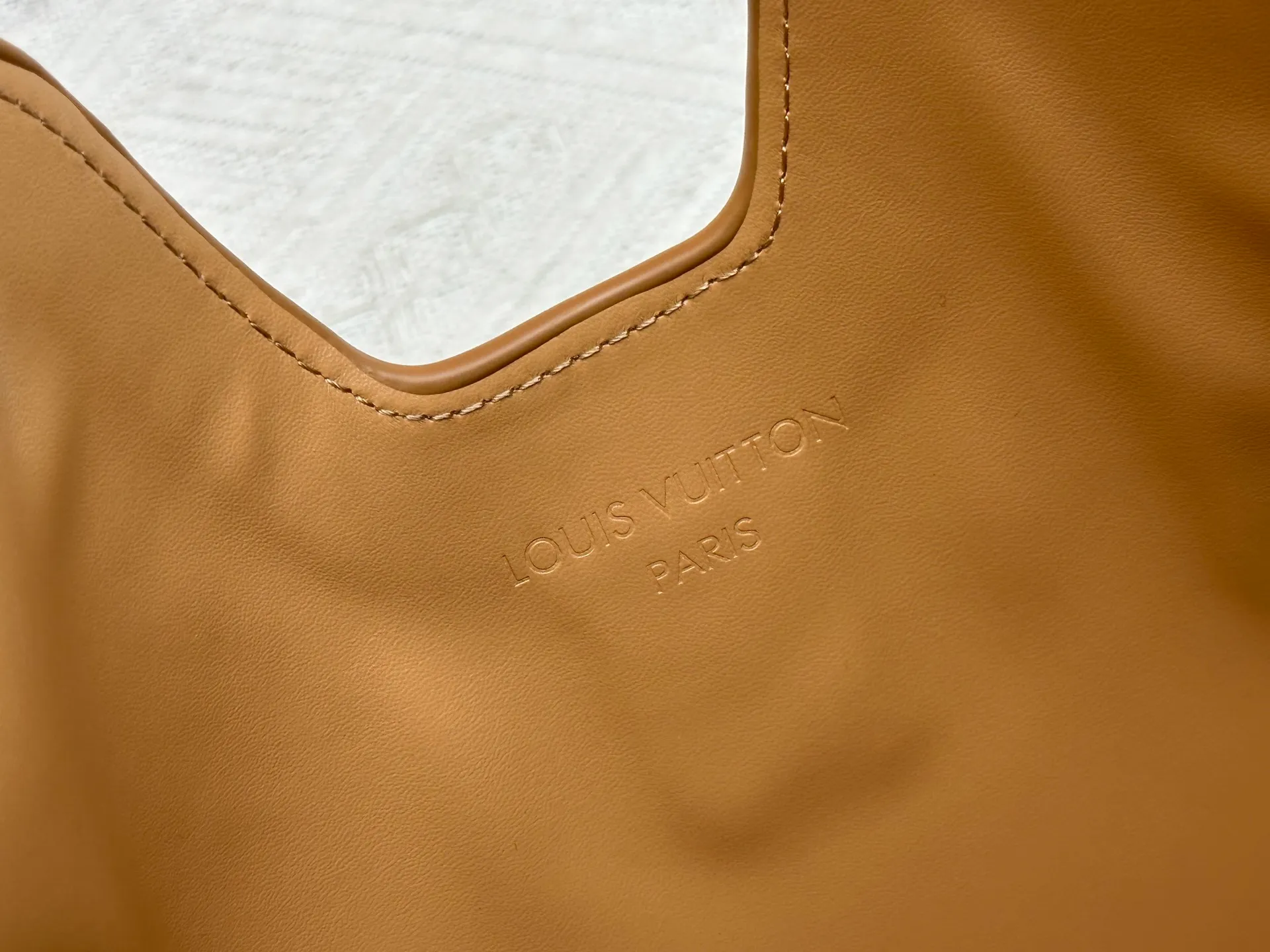 P320 Large M120693 M119563 Louis Vuitton's new style has quietly returned to the minimalist elegance. This new design has soft lines and uses the Hobo outline to outline a casual sense of calmness. This is a bag that deliberately attracts attention and captures people's hearts with its low-key and restrained charm. Internal zipper pocket Size: small 24.5x21.5x5cm large 36×29.5×7cm