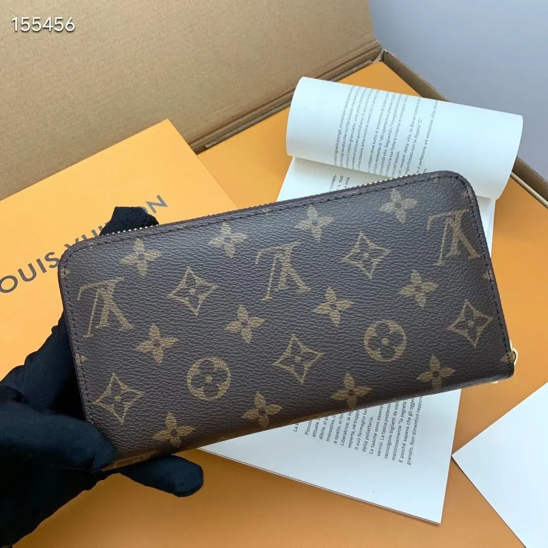 P100💰 💎M60017 inner color ❤️ brown powder ZIPPY zipper wallet. The Zippy wallet pays homage to Louis Vuitton's heritage of travel and trunk making, with a travel-style patch and Louis Vuitton logo. With its compact interior and simple design, this wallet is ideal for everyday use. Model M60017. Size: 19x10.