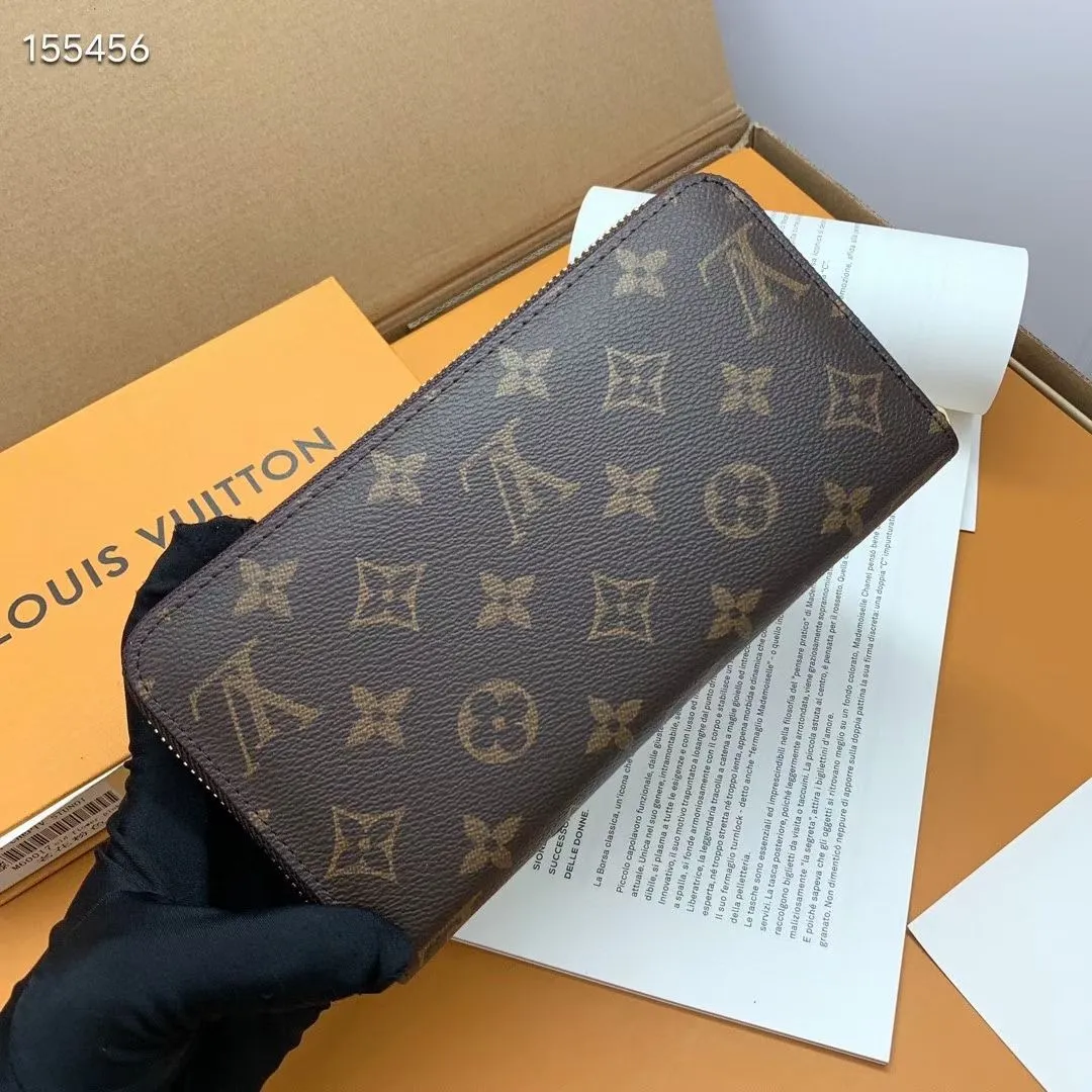 P100💰 💎M60017 inner color ❤️ brown powder ZIPPY zipper wallet. The Zippy wallet pays homage to Louis Vuitton's heritage of travel and trunk making, with a travel-style patch and Louis Vuitton logo. With its compact interior and simple design, this wallet is ideal for everyday use. Model M60017. Size: 19x10.