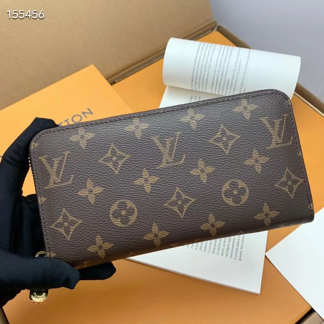P100💰 💎M60017 inner color ❤️ brown powder ZIPPY zipper wallet. The Zippy wallet pays homage to Louis Vuitton's heritage of travel and trunk making, with a travel-style patch and Louis Vuitton logo. With its compact interior and simple design, this wallet is ideal for everyday use. Model M60017. Size: 19x10.