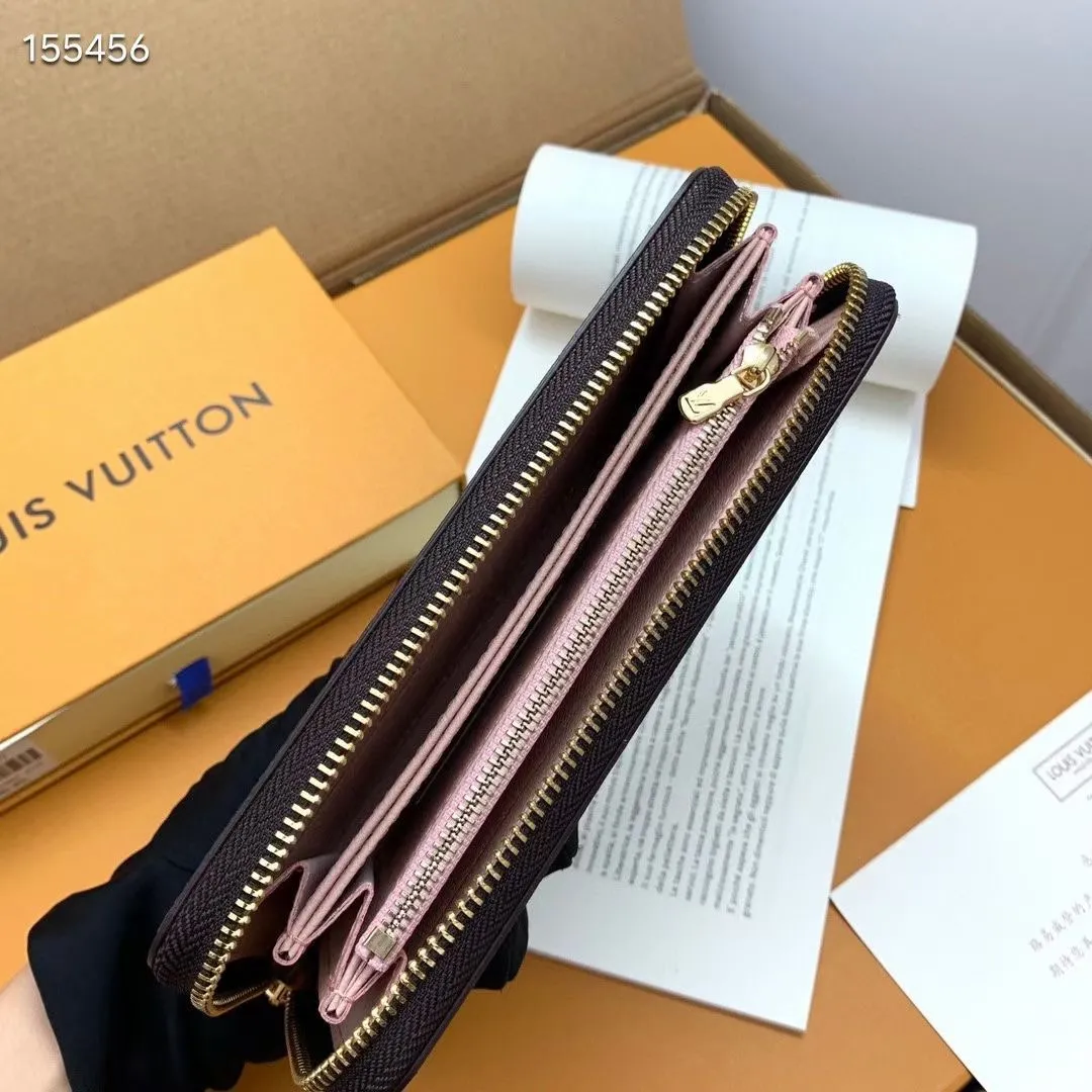 P100💰 💎M60017 inner color ❤️ brown powder ZIPPY zipper wallet. The Zippy wallet pays homage to Louis Vuitton's heritage of travel and trunk making, with a travel-style patch and Louis Vuitton logo. With its compact interior and simple design, this wallet is ideal for everyday use. Model M60017. Size: 19x10.