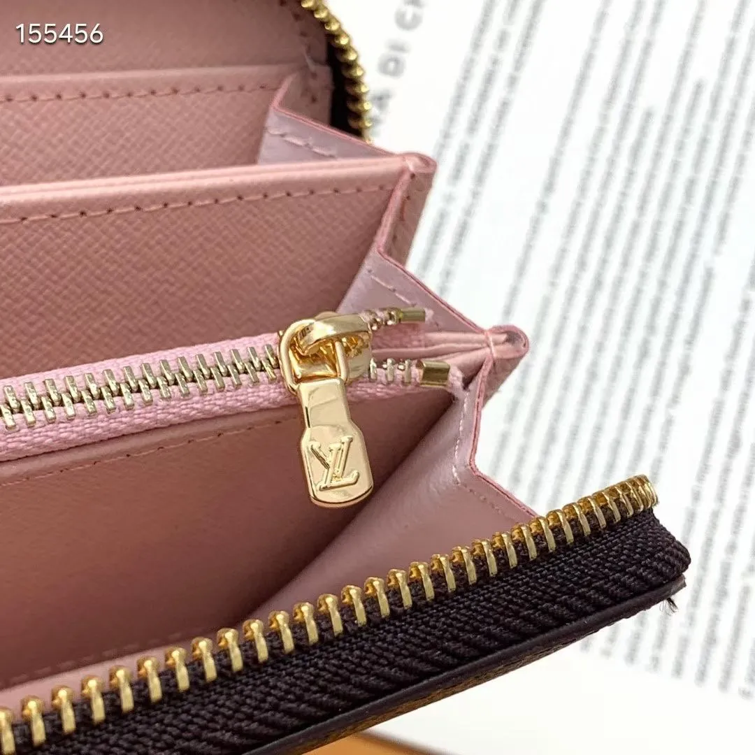 P100💰 💎M60017 inner color ❤️ brown powder ZIPPY zipper wallet. The Zippy wallet pays homage to Louis Vuitton's heritage of travel and trunk making, with a travel-style patch and Louis Vuitton logo. With its compact interior and simple design, this wallet is ideal for everyday use. Model M60017. Size: 19x10.