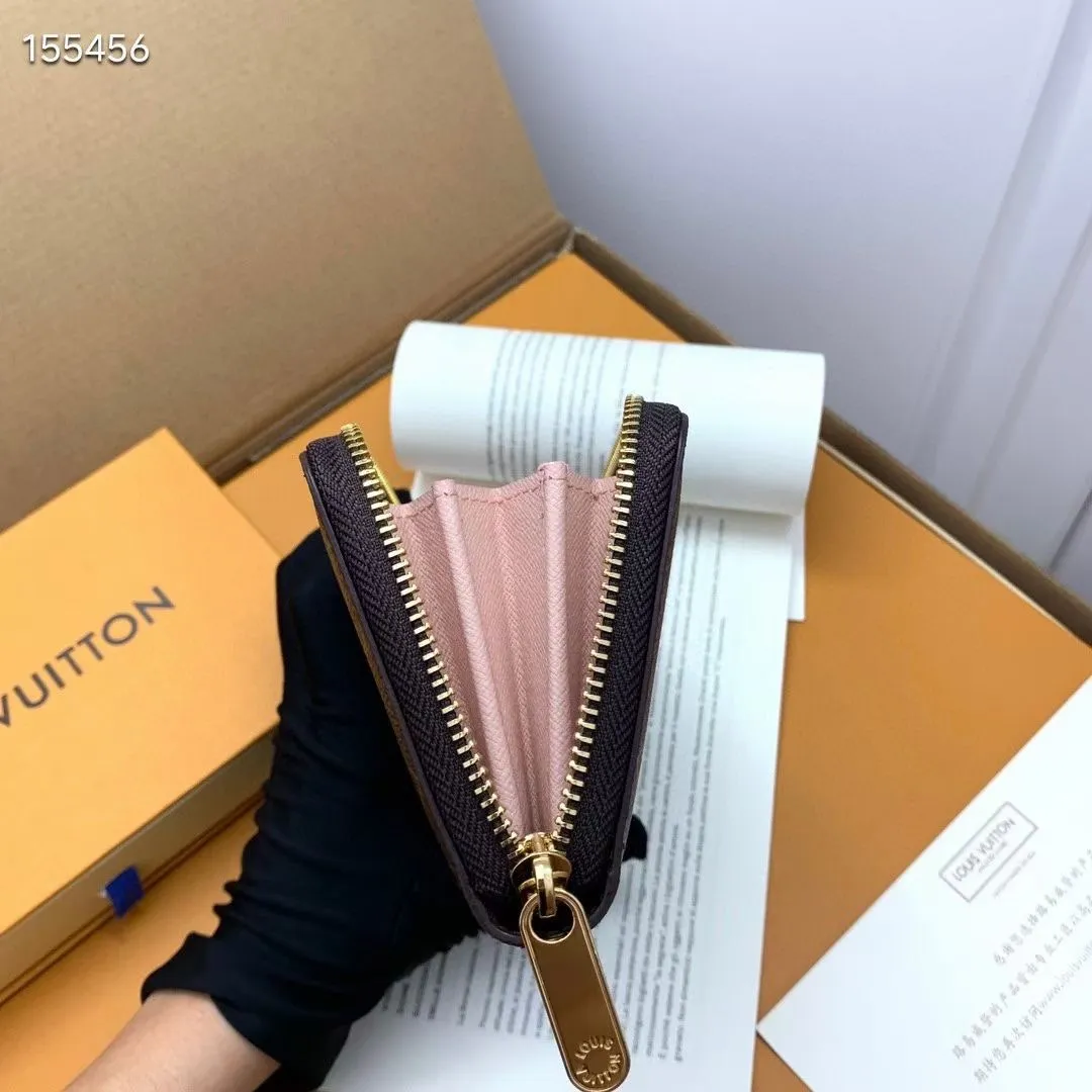 P100💰 💎M60017 inner color ❤️ brown powder ZIPPY zipper wallet. The Zippy wallet pays homage to Louis Vuitton's heritage of travel and trunk making, with a travel-style patch and Louis Vuitton logo. With its compact interior and simple design, this wallet is ideal for everyday use. Model M60017. Size: 19x10.