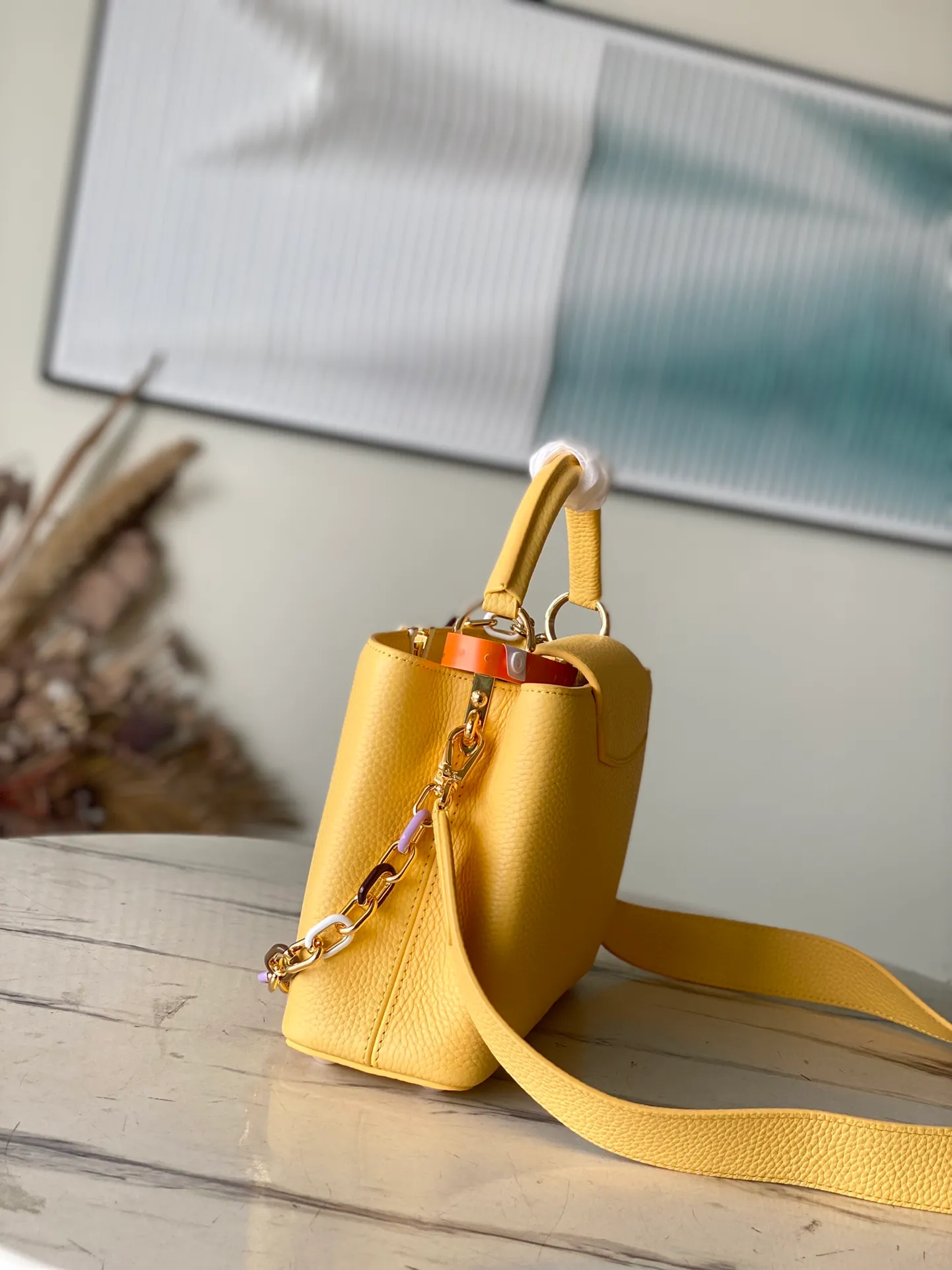 💰2660 (Special Grade Original Leather) M21798 Lemon Yellow Small This Capucines small handbag is made of Taurillon leather, with metal and resin links interlocking with each other, adding a fun carrying method in addition to the top handle and detachable wide shoulder strap. The signature flap of the Capucines collection is tucked in to reveal the logo. Dimensions: 27 x 18 x 9 cm
