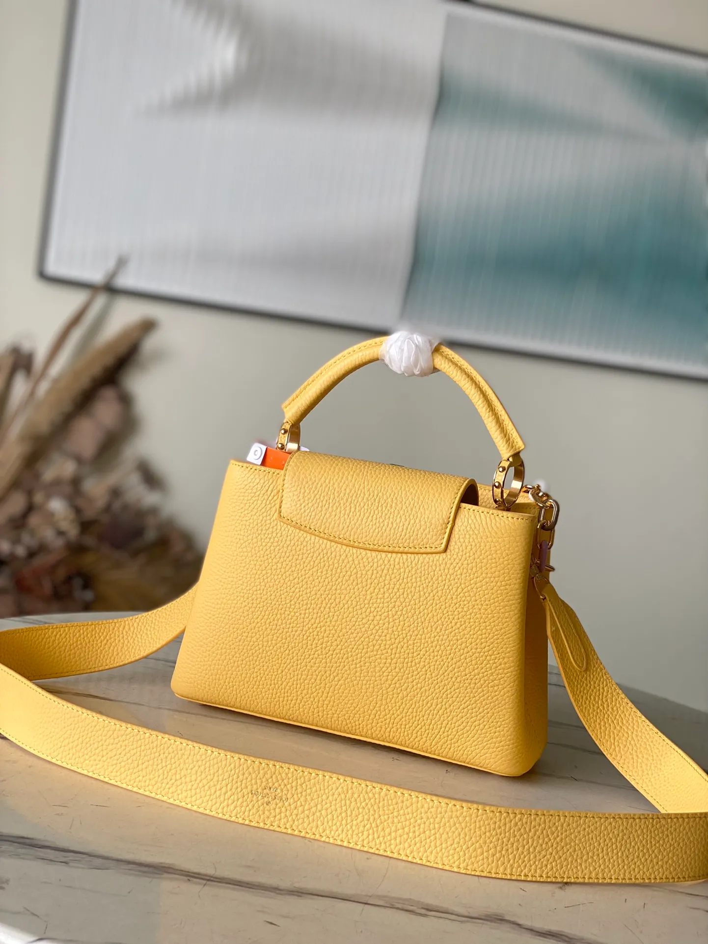 💰2660 (Special Grade Original Leather) M21798 Lemon Yellow Small This Capucines small handbag is made of Taurillon leather, with metal and resin links interlocking with each other, adding a fun carrying method in addition to the top handle and detachable wide shoulder strap. The signature flap of the Capucines collection is tucked in to reveal the logo. Dimensions: 27 x 18 x 9 cm