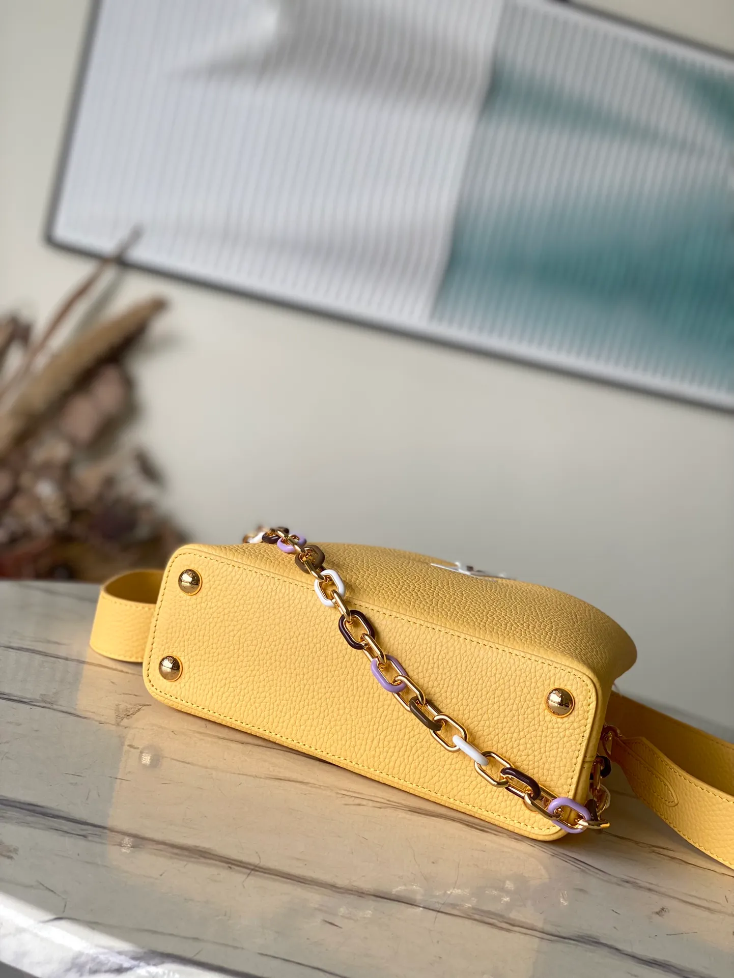 💰2660 (Special Grade Original Leather) M21798 Lemon Yellow Small This Capucines small handbag is made of Taurillon leather, with metal and resin links interlocking with each other, adding a fun carrying method in addition to the top handle and detachable wide shoulder strap. The signature flap of the Capucines collection is tucked in to reveal the logo. Dimensions: 27 x 18 x 9 cm