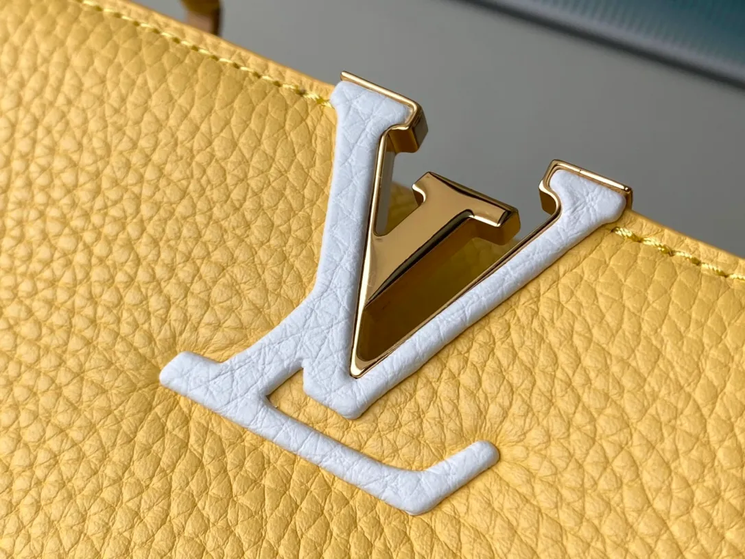 💰2660 (Special Grade Original Leather) M21798 Lemon Yellow Small This Capucines small handbag is made of Taurillon leather, with metal and resin links interlocking with each other, adding a fun carrying method in addition to the top handle and detachable wide shoulder strap. The signature flap of the Capucines collection is tucked in to reveal the logo. Dimensions: 27 x 18 x 9 cm