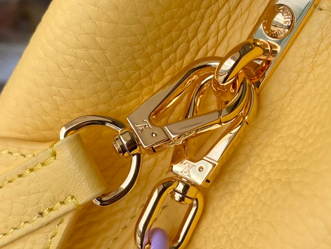 💰2660 (Special Grade Original Leather) M21798 Lemon Yellow Small This Capucines small handbag is made of Taurillon leather, with metal and resin links interlocking with each other, adding a fun carrying method in addition to the top handle and detachable wide shoulder strap. The signature flap of the Capucines collection is tucked in to reveal the logo. Dimensions: 27 x 18 x 9 cm