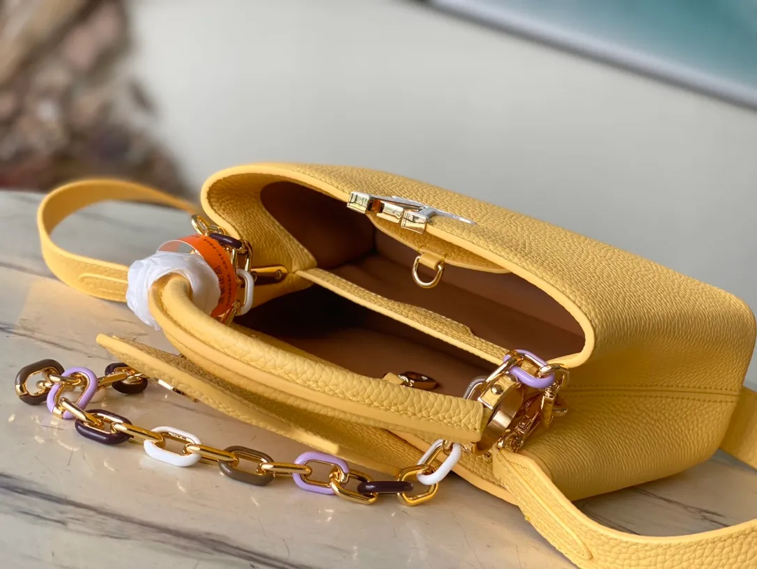 💰2660 (Special Grade Original Leather) M21798 Lemon Yellow Small This Capucines small handbag is made of Taurillon leather, with metal and resin links interlocking with each other, adding a fun carrying method in addition to the top handle and detachable wide shoulder strap. The signature flap of the Capucines collection is tucked in to reveal the logo. Dimensions: 27 x 18 x 9 cm