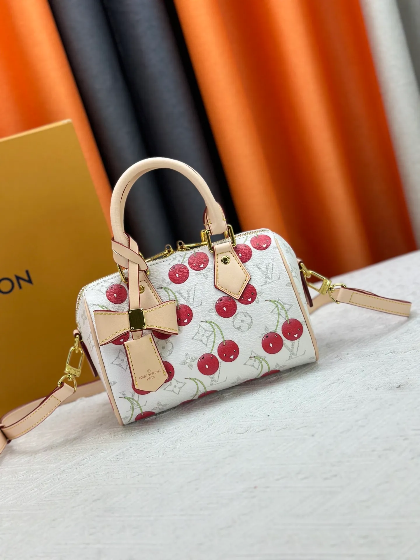 P250 Upgraded Original M14238 Louis Vuitton lv Cherry Bag The reprinted vibrant signature of the Louis Vuitton x Murakami collection elevates the Speedy Bandoulière with a chic twist. A sweet cherry pattern enhances the house's signature Monogram coated canvas with a cheerful splash of color, while natural leather highlights the Toron top handle, removable strap and exclusive LV x TM keychain. It is crafted with proportions to carry everyday essentials both smart and long. Size:20.5x13.5x12