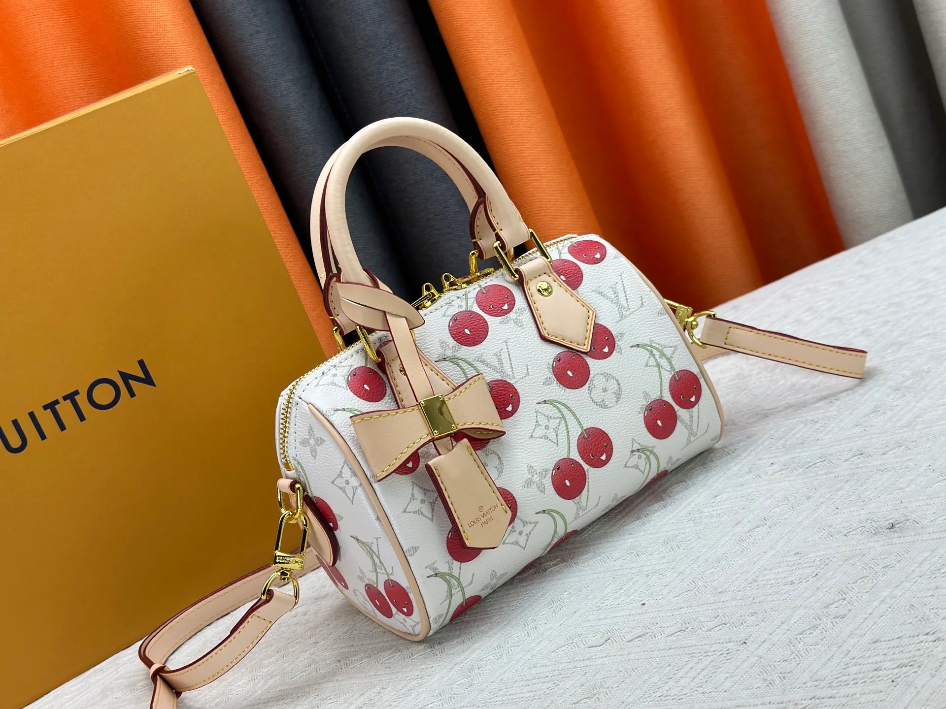 P250 Upgraded Original M14238 Louis Vuitton lv Cherry Bag The reprinted vibrant signature of the Louis Vuitton x Murakami collection elevates the Speedy Bandoulière with a chic twist. A sweet cherry pattern enhances the house's signature Monogram coated canvas with a cheerful splash of color, while natural leather highlights the Toron top handle, removable strap and exclusive LV x TM keychain. It is crafted with proportions to carry everyday essentials both smart and long. Size:20.5x13.5x12
