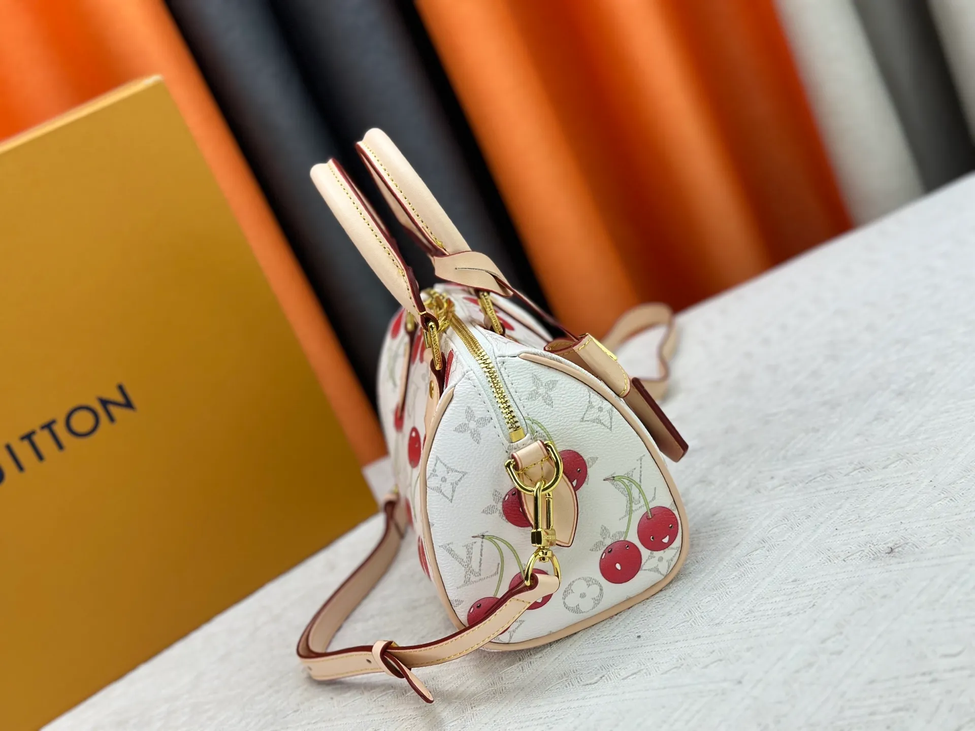 P250 Upgraded Original M14238 Louis Vuitton lv Cherry Bag The reprinted vibrant signature of the Louis Vuitton x Murakami collection elevates the Speedy Bandoulière with a chic twist. A sweet cherry pattern enhances the house's signature Monogram coated canvas with a cheerful splash of color, while natural leather highlights the Toron top handle, removable strap and exclusive LV x TM keychain. It is crafted with proportions to carry everyday essentials both smart and long. Size:20.5x13.5x12