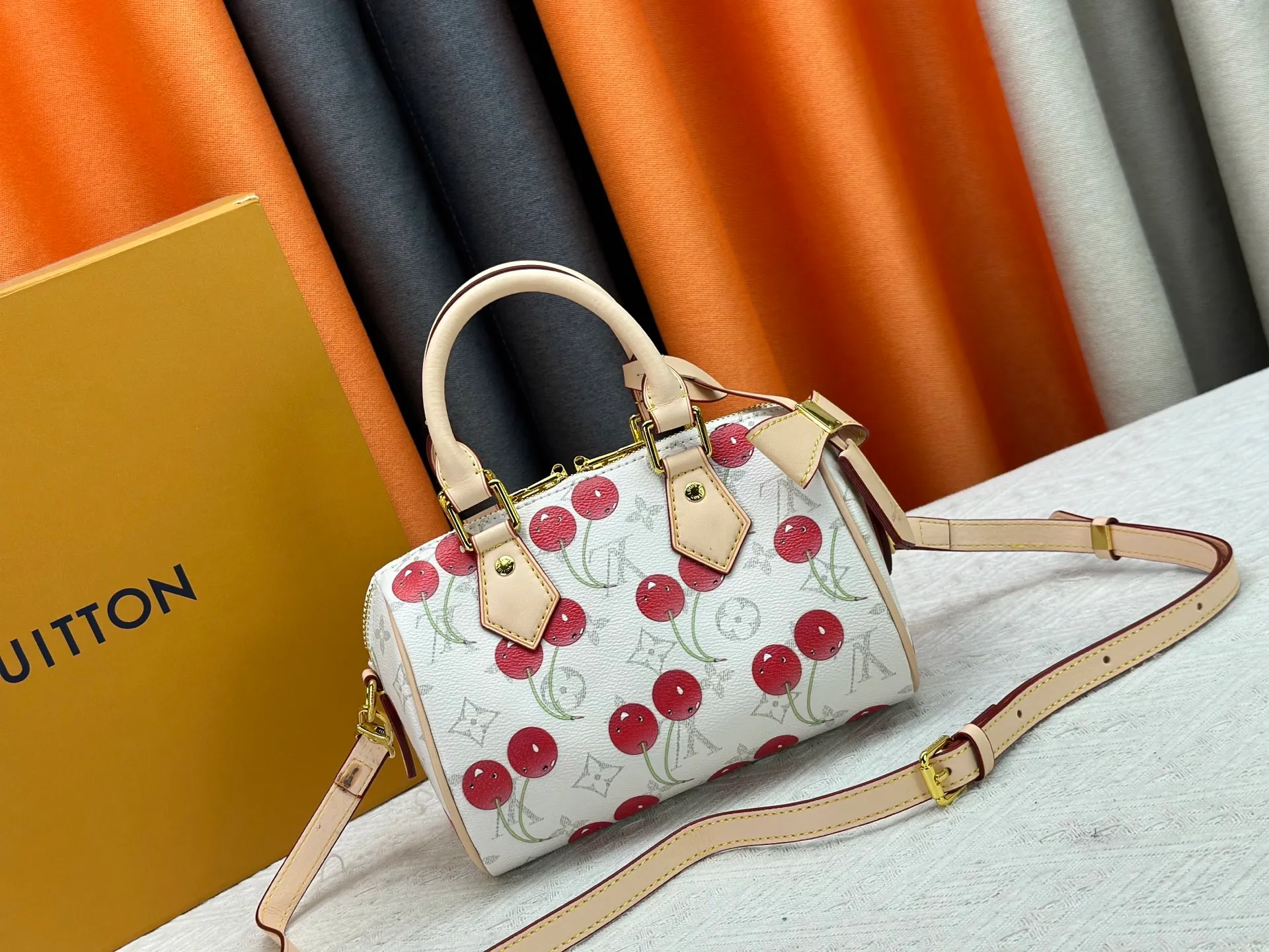 P250 Upgraded Original M14238 Louis Vuitton lv Cherry Bag The reprinted vibrant signature of the Louis Vuitton x Murakami collection elevates the Speedy Bandoulière with a chic twist. A sweet cherry pattern enhances the house's signature Monogram coated canvas with a cheerful splash of color, while natural leather highlights the Toron top handle, removable strap and exclusive LV x TM keychain. It is crafted with proportions to carry everyday essentials both smart and long. Size:20.5x13.5x12