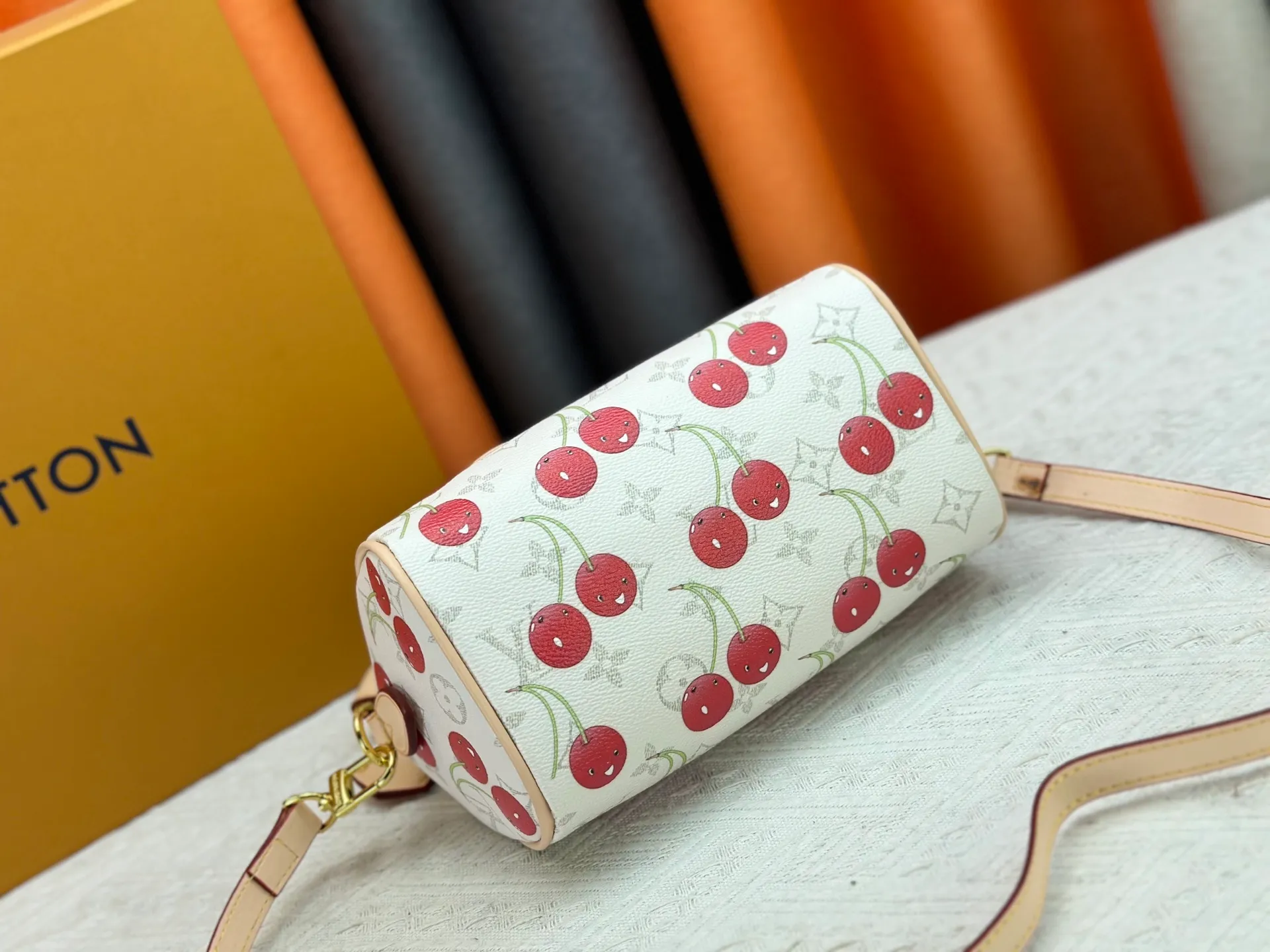 P250 Upgraded Original M14238 Louis Vuitton lv Cherry Bag The reprinted vibrant signature of the Louis Vuitton x Murakami collection elevates the Speedy Bandoulière with a chic twist. A sweet cherry pattern enhances the house's signature Monogram coated canvas with a cheerful splash of color, while natural leather highlights the Toron top handle, removable strap and exclusive LV x TM keychain. It is crafted with proportions to carry everyday essentials both smart and long. Size:20.5x13.5x12