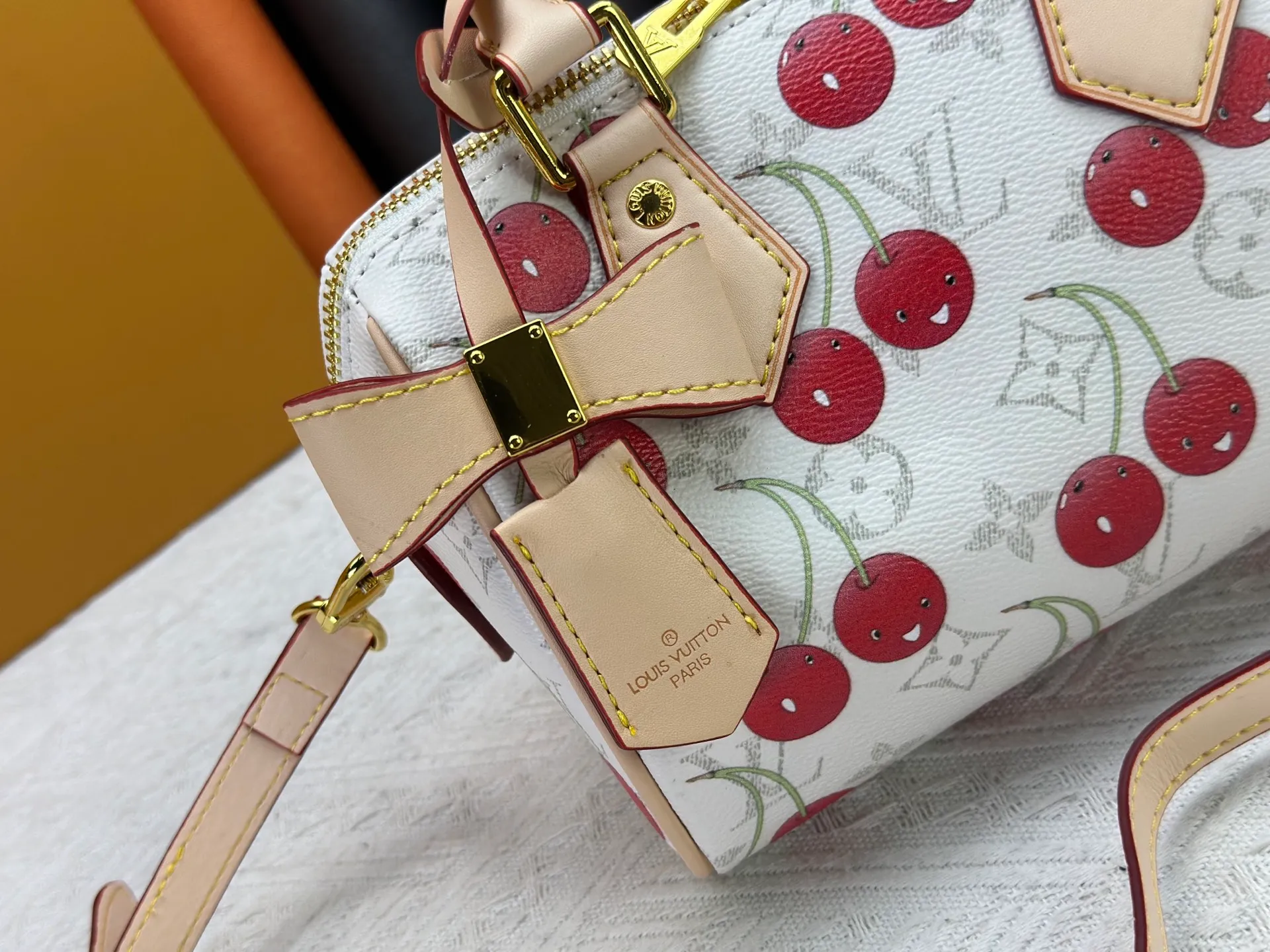 P250 Upgraded Original M14238 Louis Vuitton lv Cherry Bag The reprinted vibrant signature of the Louis Vuitton x Murakami collection elevates the Speedy Bandoulière with a chic twist. A sweet cherry pattern enhances the house's signature Monogram coated canvas with a cheerful splash of color, while natural leather highlights the Toron top handle, removable strap and exclusive LV x TM keychain. It is crafted with proportions to carry everyday essentials both smart and long. Size:20.5x13.5x12
