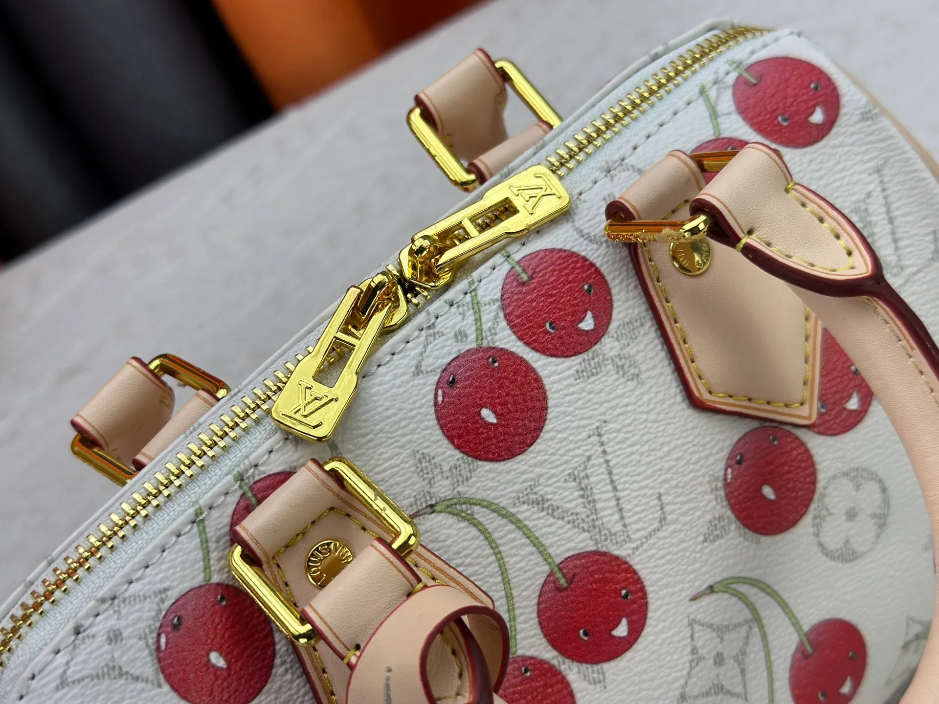 P250 Upgraded Original M14238 Louis Vuitton lv Cherry Bag The reprinted vibrant signature of the Louis Vuitton x Murakami collection elevates the Speedy Bandoulière with a chic twist. A sweet cherry pattern enhances the house's signature Monogram coated canvas with a cheerful splash of color, while natural leather highlights the Toron top handle, removable strap and exclusive LV x TM keychain. It is crafted with proportions to carry everyday essentials both smart and long. Size:20.5x13.5x12