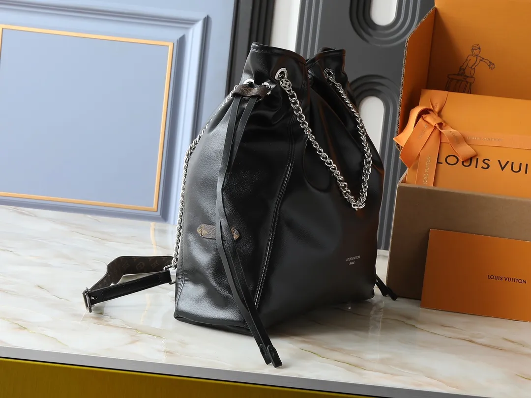 💰320💰Upgraded from the original M25545 M25522. This Off Duty medium handbag is from the LV Vibe series, which can inject avant-garde rock style into various looks. The sheepskin body has glossy hardware and the LV Circle logo on one side. Dimensions: 33.0 x 24.0 x 11.5 cm (length x height x width)