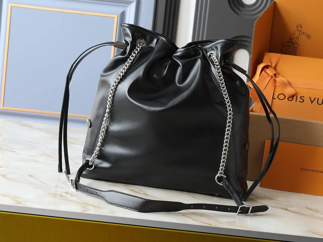 💰320💰Upgraded from the original M25545 M25522. This Off Duty medium handbag is from the LV Vibe series, which can inject avant-garde rock style into various looks. The sheepskin body has glossy hardware and the LV Circle logo on one side. Dimensions: 33.0 x 24.0 x 11.5 cm (length x height x width)