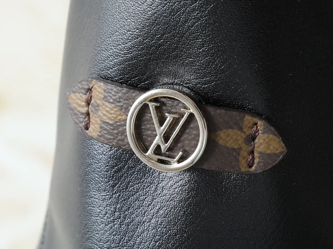 💰320💰Upgraded from the original M25545 M25522. This Off Duty medium handbag is from the LV Vibe series, which can inject avant-garde rock style into various looks. The sheepskin body has glossy hardware and the LV Circle logo on one side. Dimensions: 33.0 x 24.0 x 11.5 cm (length x height x width)