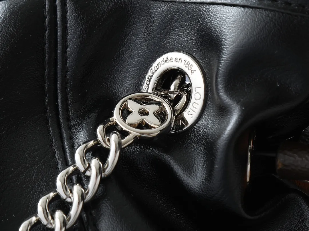 💰320💰Upgraded from the original M25545 M25522. This Off Duty medium handbag is from the LV Vibe series, which can inject avant-garde rock style into various looks. The sheepskin body has glossy hardware and the LV Circle logo on one side. Dimensions: 33.0 x 24.0 x 11.5 cm (length x height x width)