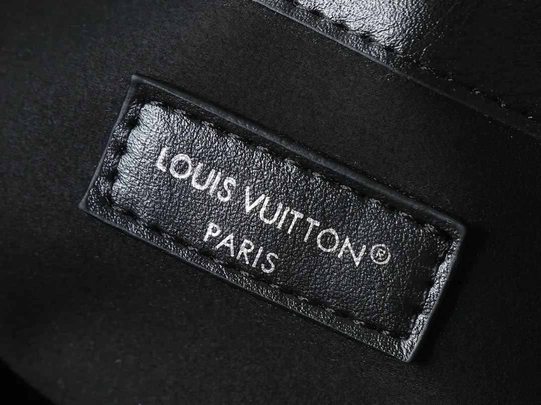 💰320💰Upgraded from the original M25545 M25522. This Off Duty medium handbag is from the LV Vibe series, which can inject avant-garde rock style into various looks. The sheepskin body has glossy hardware and the LV Circle logo on one side. Dimensions: 33.0 x 24.0 x 11.5 cm (length x height x width)