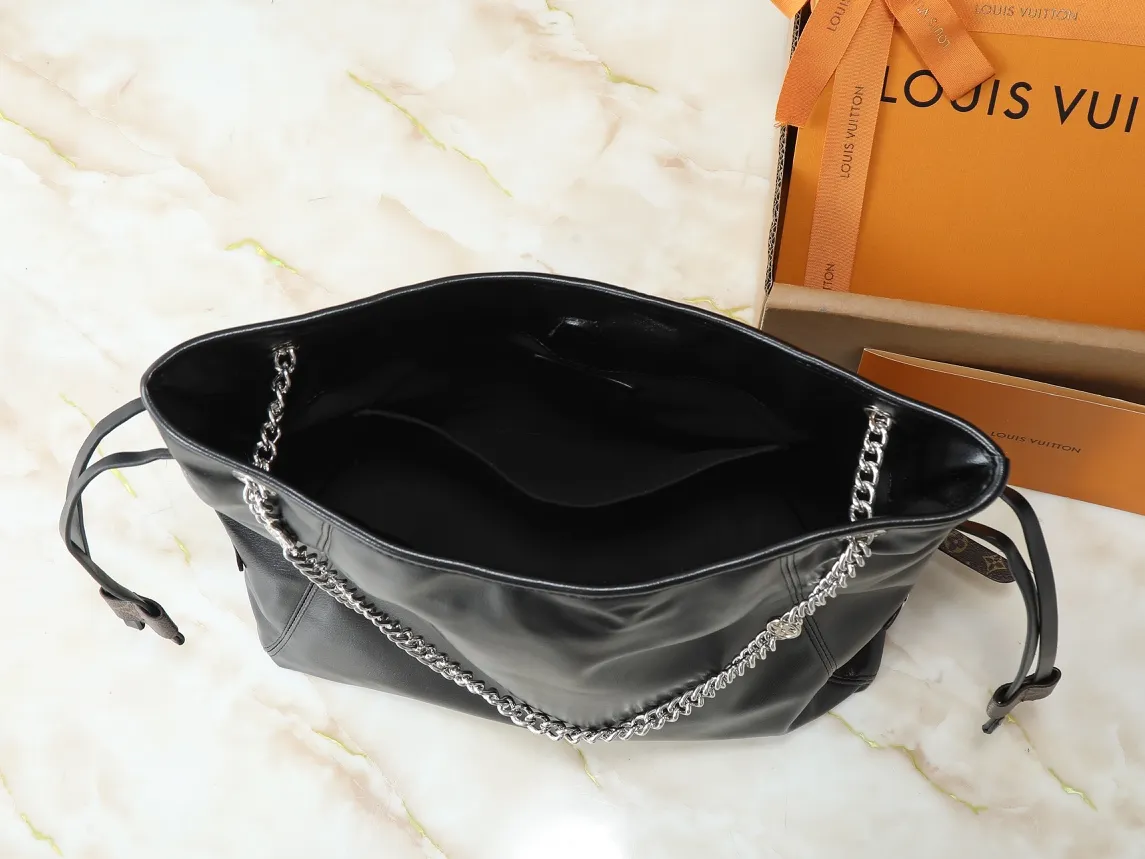 💰320💰Upgraded from the original M25545 M25522. This Off Duty medium handbag is from the LV Vibe series, which can inject avant-garde rock style into various looks. The sheepskin body has glossy hardware and the LV Circle logo on one side. Dimensions: 33.0 x 24.0 x 11.5 cm (length x height x width)