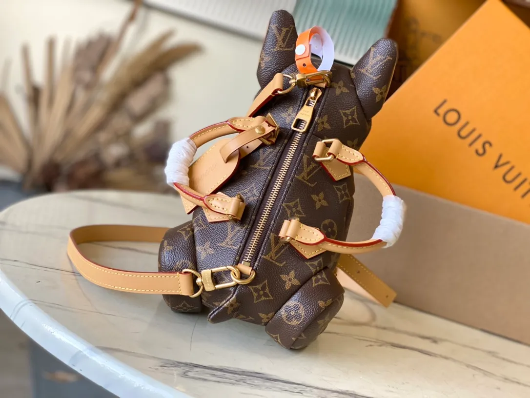 💰2060 (Special Grade Original Leather) M12617 This Pooch Bag handbag condenses Louis Vuitton’s classic design elements with its exquisite configuration. The Monogram canvas bag is integrated with distressed trim, and the leather-cut top handle, handle fasteners and adjustable shoulder strap make it comfortable to carry or cross-body. The LVLovers brand reflects Pharrel Wiliams' creative ingenuity. Dimensions: 18 × 28 × 19 cm