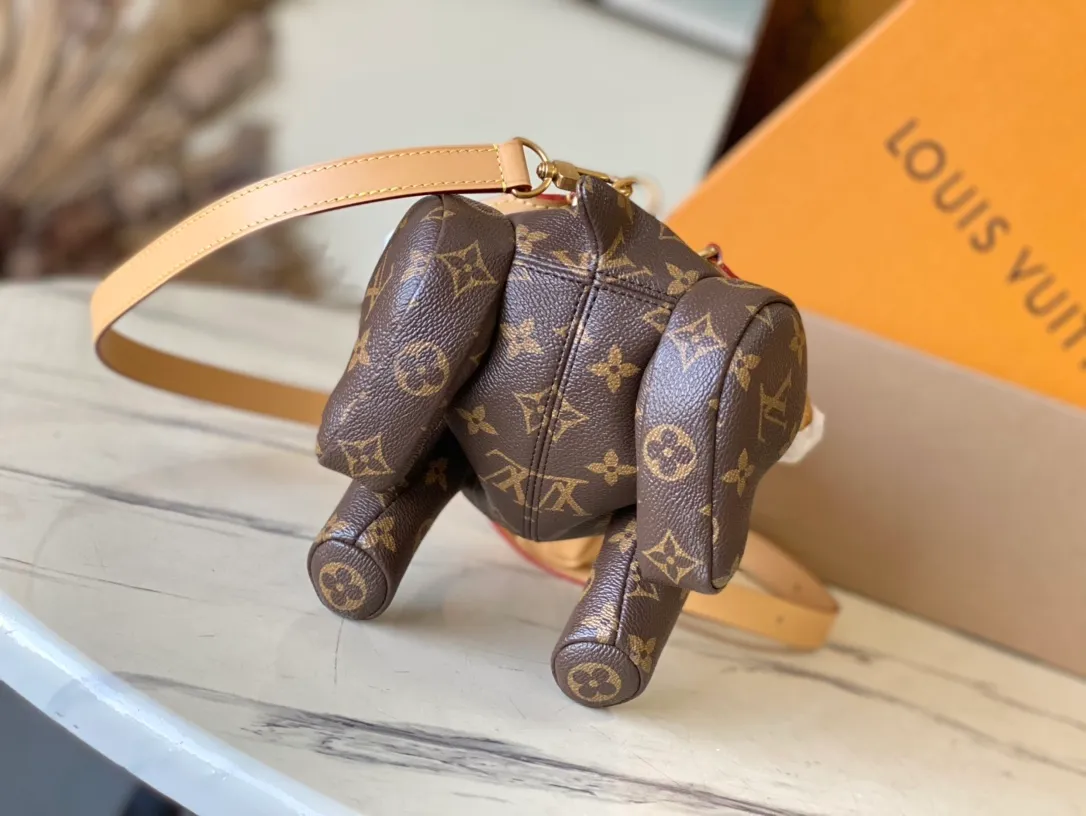 💰2060 (Special Grade Original Leather) M12617 This Pooch Bag handbag condenses Louis Vuitton’s classic design elements with its exquisite configuration. The Monogram canvas bag is integrated with distressed trim, and the leather-cut top handle, handle fasteners and adjustable shoulder strap make it comfortable to carry or cross-body. The LVLovers brand reflects Pharrel Wiliams' creative ingenuity. Dimensions: 18 × 28 × 19 cm