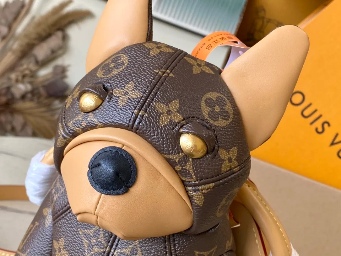 💰2060 (Special Grade Original Leather) M12617 This Pooch Bag handbag condenses Louis Vuitton’s classic design elements with its exquisite configuration. The Monogram canvas bag is integrated with distressed trim, and the leather-cut top handle, handle fasteners and adjustable shoulder strap make it comfortable to carry or cross-body. The LVLovers brand reflects Pharrel Wiliams' creative ingenuity. Dimensions: 18 × 28 × 19 cm