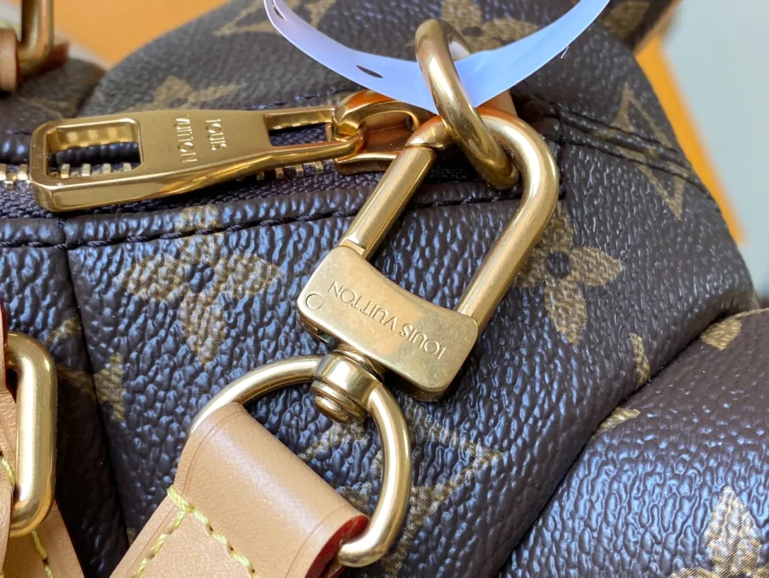 💰2060 (Special Grade Original Leather) M12617 This Pooch Bag handbag condenses Louis Vuitton’s classic design elements with its exquisite configuration. The Monogram canvas bag is integrated with distressed trim, and the leather-cut top handle, handle fasteners and adjustable shoulder strap make it comfortable to carry or cross-body. The LVLovers brand reflects Pharrel Wiliams' creative ingenuity. Dimensions: 18 × 28 × 19 cm