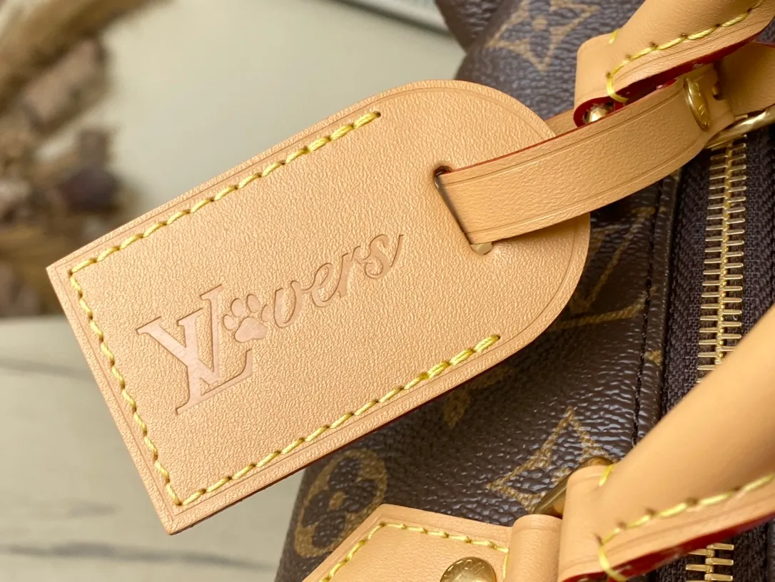 💰2060 (Special Grade Original Leather) M12617 This Pooch Bag handbag condenses Louis Vuitton’s classic design elements with its exquisite configuration. The Monogram canvas bag is integrated with distressed trim, and the leather-cut top handle, handle fasteners and adjustable shoulder strap make it comfortable to carry or cross-body. The LVLovers brand reflects Pharrel Wiliams' creative ingenuity. Dimensions: 18 × 28 × 19 cm