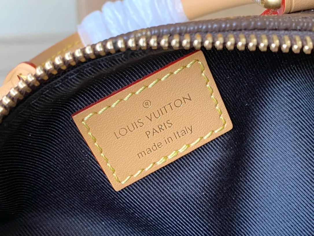 💰2060 (Special Grade Original Leather) M12617 This Pooch Bag handbag condenses Louis Vuitton’s classic design elements with its exquisite configuration. The Monogram canvas bag is integrated with distressed trim, and the leather-cut top handle, handle fasteners and adjustable shoulder strap make it comfortable to carry or cross-body. The LVLovers brand reflects Pharrel Wiliams' creative ingenuity. Dimensions: 18 × 28 × 19 cm