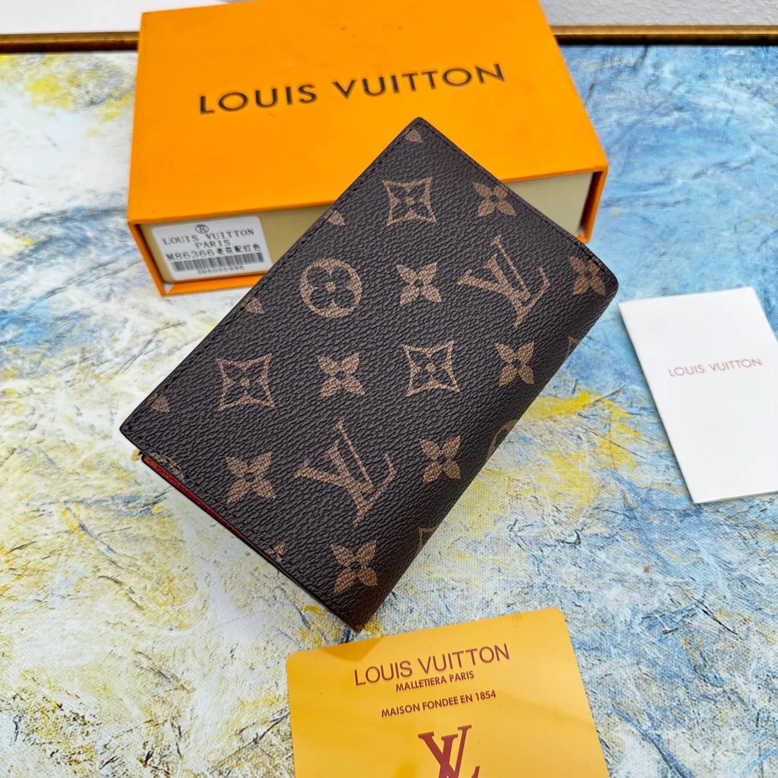 💰140 💎Top original version 🇫🇷 This multi-style plaid wallet is made of canvas and can carry credit cards, banknotes, and money. The eye-catching buckle is engraved with the Louis Vuitton signature, and the gorgeous gold-toned brass rivets add sophistication. Model: M86366 Size: 13x9cm