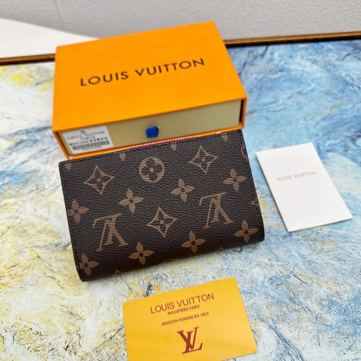 💰140 💎Top original version 🇫🇷 This multi-style plaid wallet is made of canvas and can carry credit cards, banknotes, and money. The eye-catching buckle is engraved with the Louis Vuitton signature, and the gorgeous gold-toned brass rivets add sophistication. Model: M86366 Size: 13x9cm
