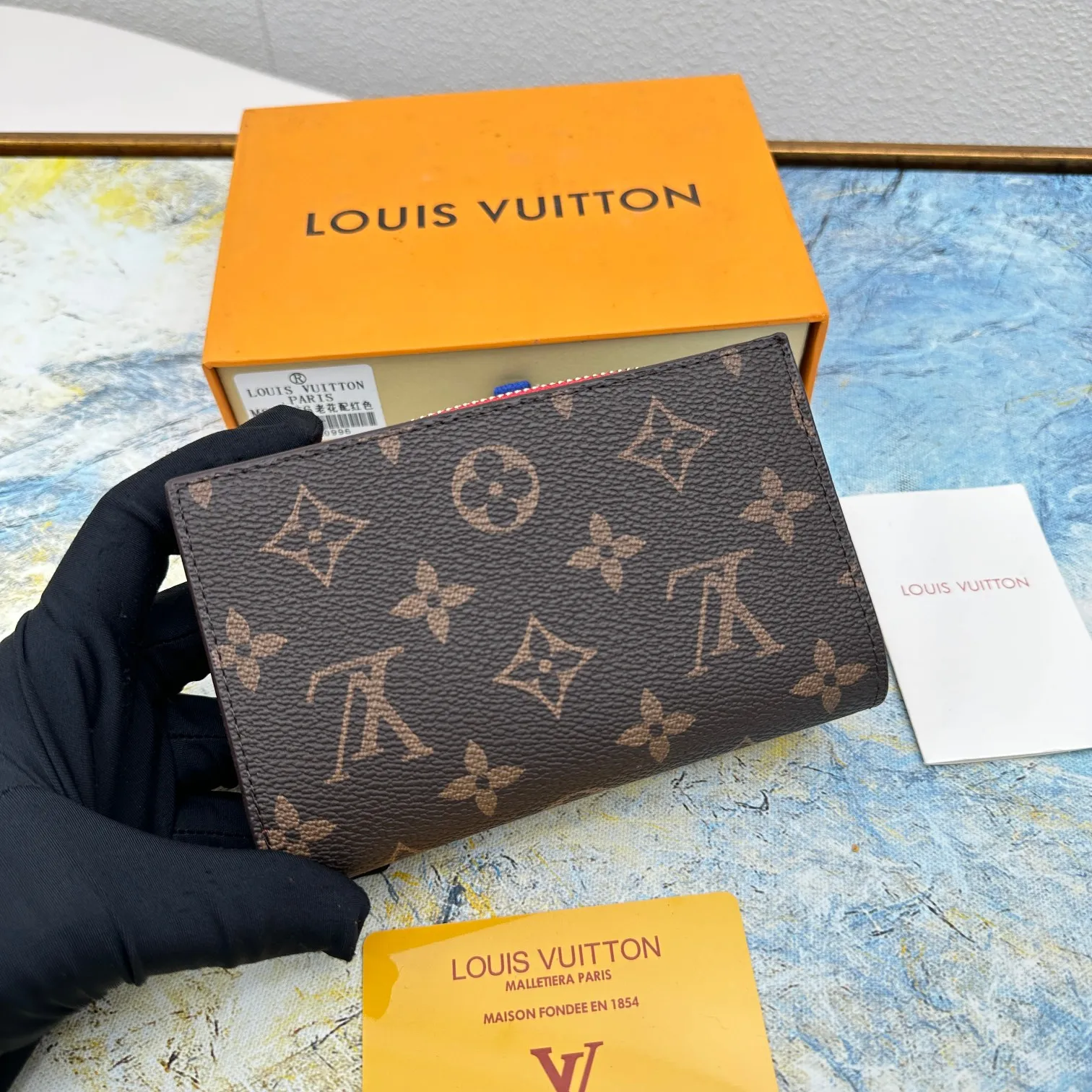 💰140 💎Top original version 🇫🇷 This multi-style plaid wallet is made of canvas and can carry credit cards, banknotes, and money. The eye-catching buckle is engraved with the Louis Vuitton signature, and the gorgeous gold-toned brass rivets add sophistication. Model: M86366 Size: 13x9cm