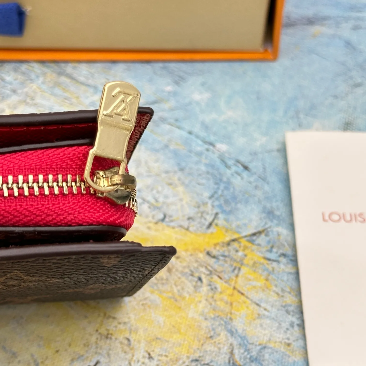 💰140 💎Top original version 🇫🇷 This multi-style plaid wallet is made of canvas and can carry credit cards, banknotes, and money. The eye-catching buckle is engraved with the Louis Vuitton signature, and the gorgeous gold-toned brass rivets add sophistication. Model: M86366 Size: 13x9cm