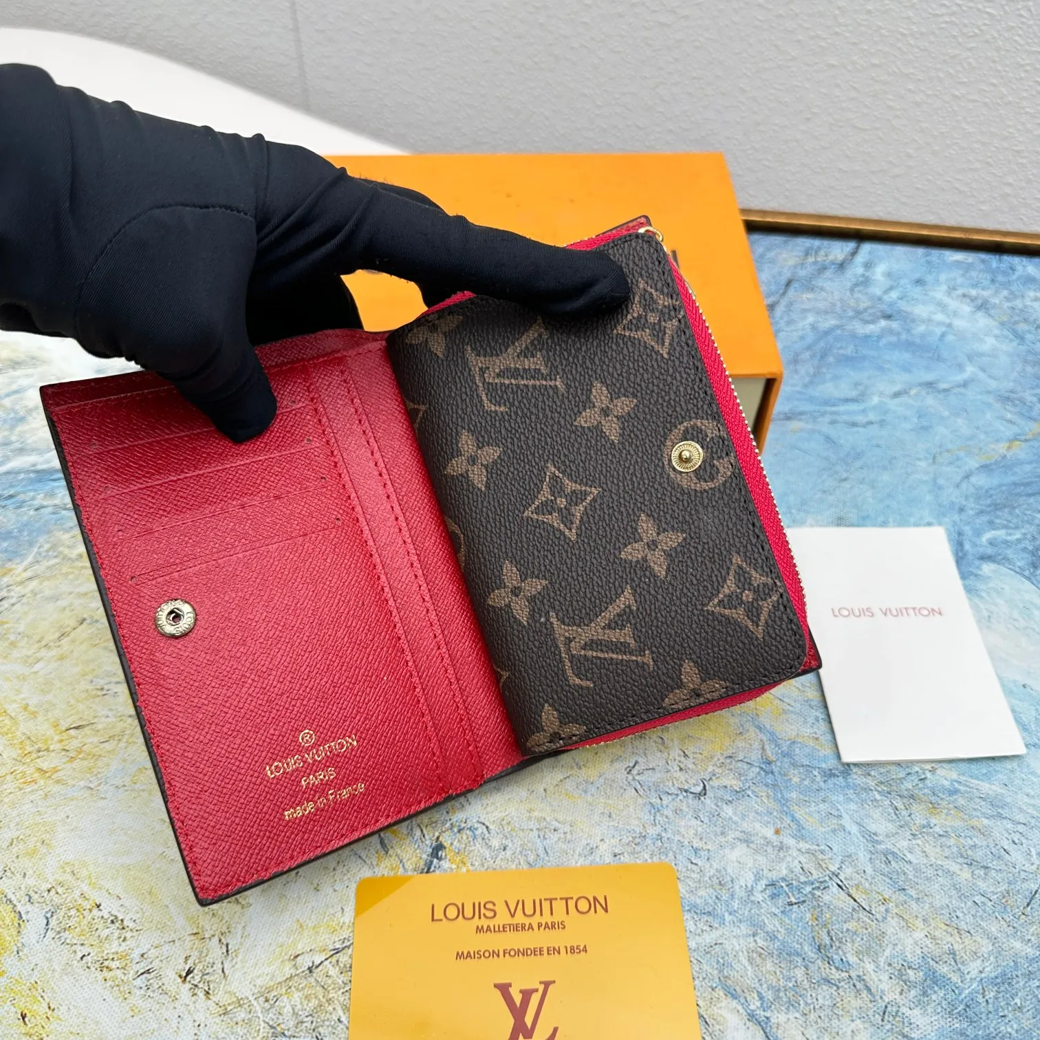 💰140 💎Top original version 🇫🇷 This multi-style plaid wallet is made of canvas and can carry credit cards, banknotes, and money. The eye-catching buckle is engraved with the Louis Vuitton signature, and the gorgeous gold-toned brass rivets add sophistication. Model: M86366 Size: 13x9cm
