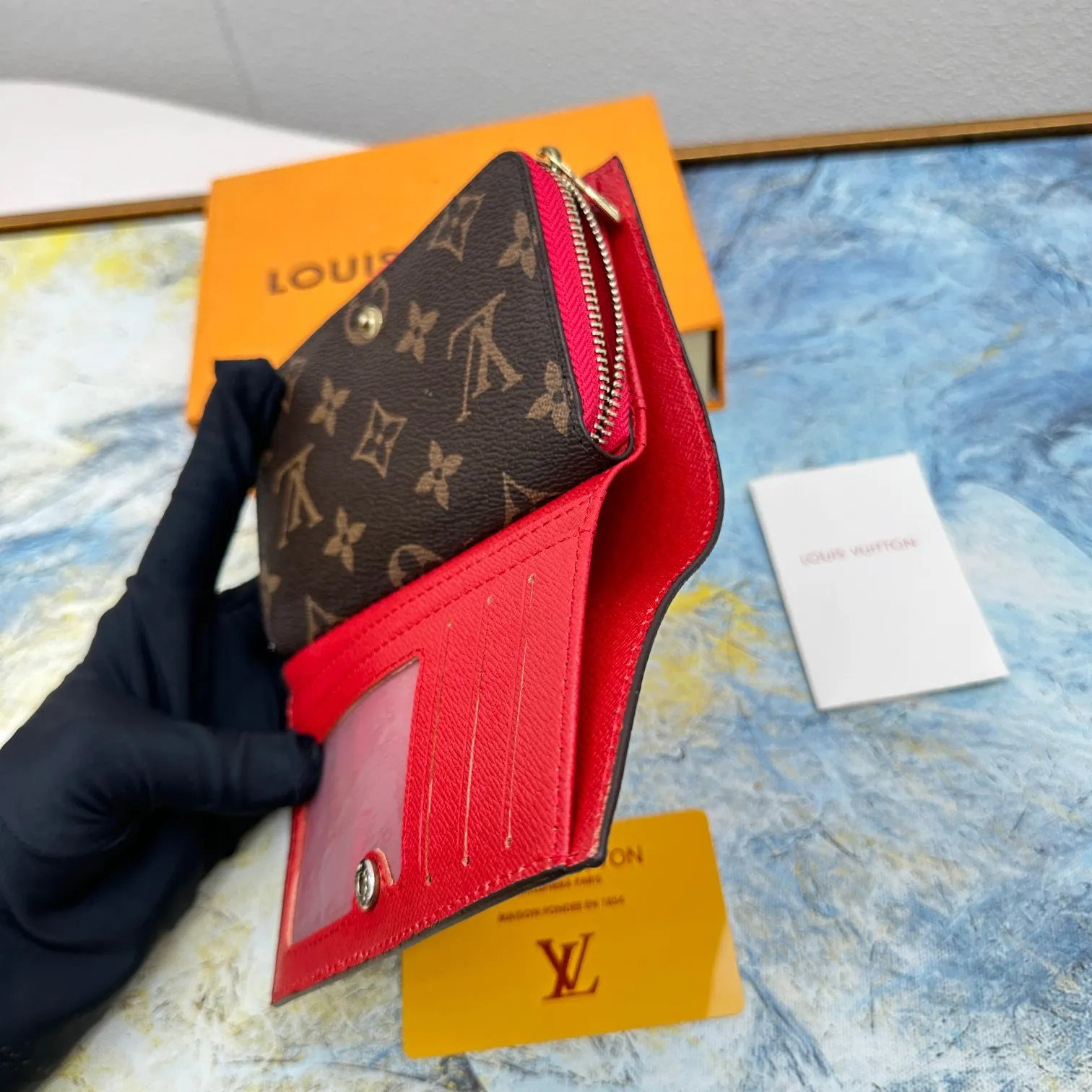 💰140 💎Top original version 🇫🇷 This multi-style plaid wallet is made of canvas and can carry credit cards, banknotes, and money. The eye-catching buckle is engraved with the Louis Vuitton signature, and the gorgeous gold-toned brass rivets add sophistication. Model: M86366 Size: 13x9cm