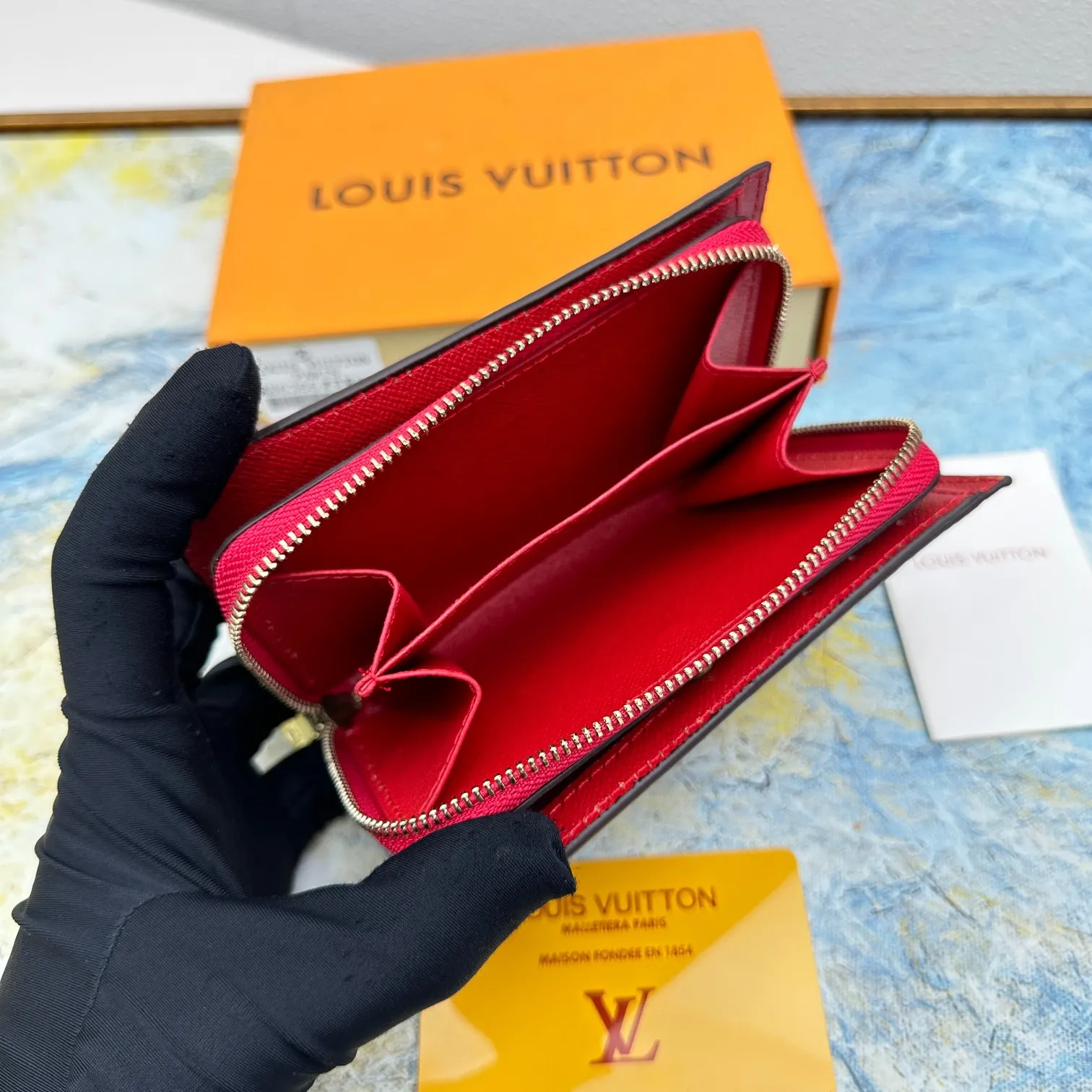 💰140 💎Top original version 🇫🇷 This multi-style plaid wallet is made of canvas and can carry credit cards, banknotes, and money. The eye-catching buckle is engraved with the Louis Vuitton signature, and the gorgeous gold-toned brass rivets add sophistication. Model: M86366 Size: 13x9cm