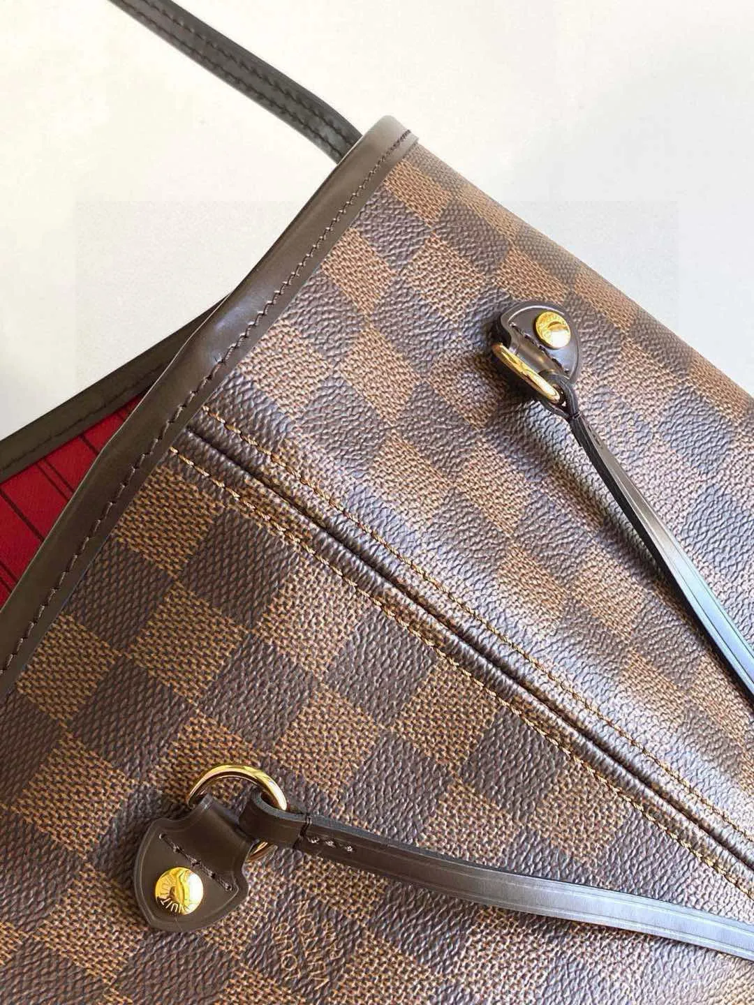 💰760 (Medium Steel Nail) Top Original N41358 NEVERFULL Medium Handbag The legendary Neverfull handbag can always meet your various needs for handbags. It has a large capacity but is not bulky. It is stiff and soft to the touch, making it suitable for home and travel. Tighten the side ties and it instantly transforms into a stylish urban handbag. Loosen the straps and it transforms into a chic and practical handbag. The slender leather handle can be carried over the shoulder or between the arms. The model shown here is made of Damier Ebène canvas.  Detailed Features 31 x 28 x 14 cm (Length x Height x Width) Bag interior redesigned with vintage details inspired by the Louis Vuitton archives - Fabric-lined interior pocket Removable zip clutch with matching interior Natural cowhide leather trim Shiny gold-tone brass hardware Handles: Double handle